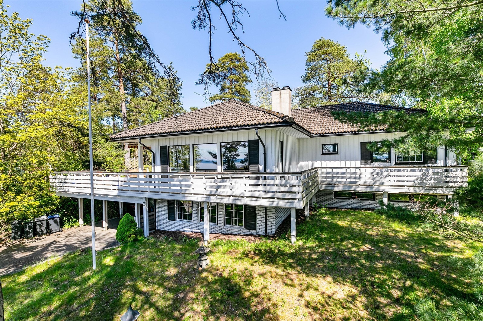 Eneboligen ble oppført i 1982 med en innholdsrik, svært praktisk og gjennomtenkt romløsning det kan være vel verdt å videreføre. Galleribilde