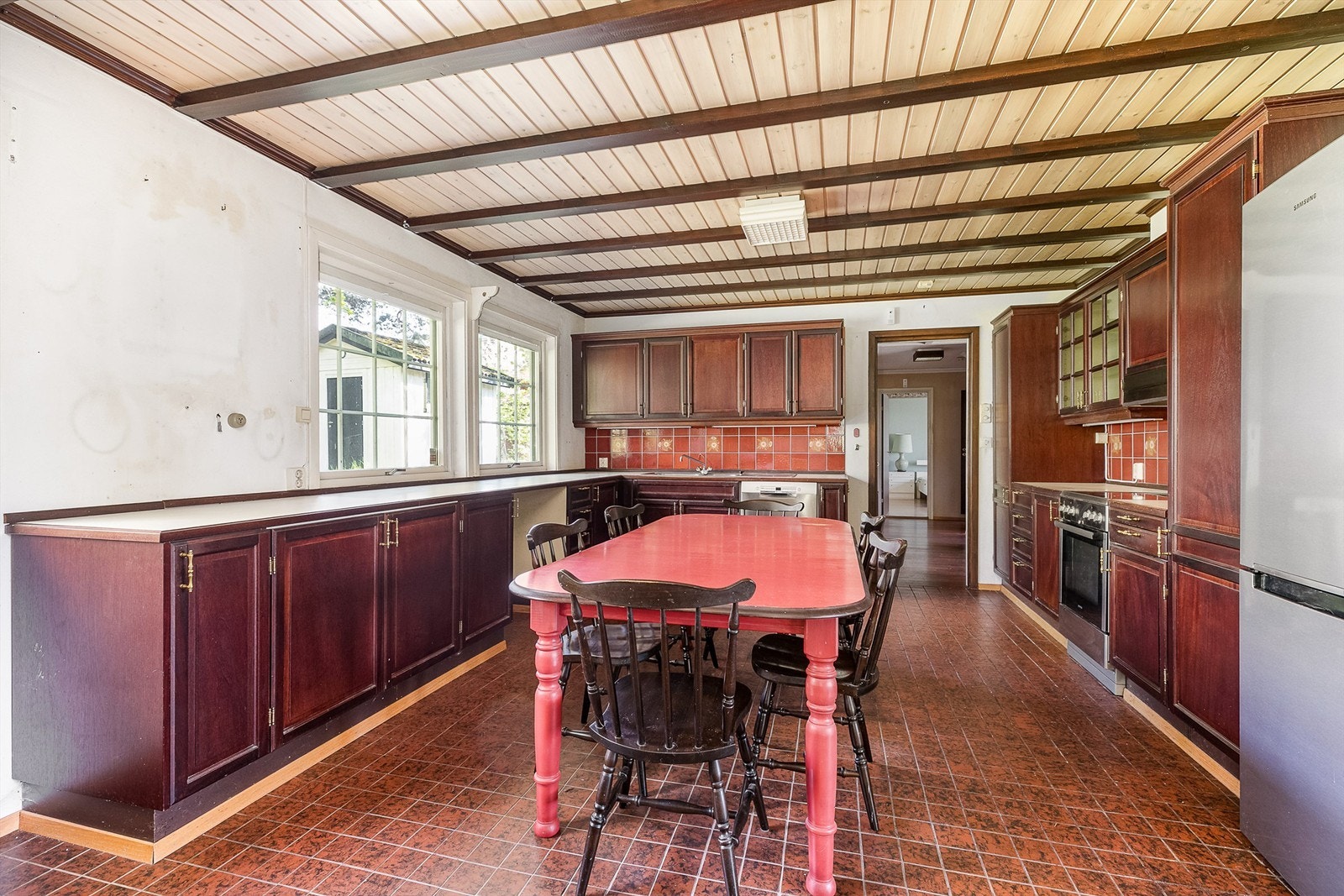 Alle rom er av gode størrelser til sine respektive formål, kjøkkenet inkludert. Gulvet er her utført med varme og fliser. Galleribilde