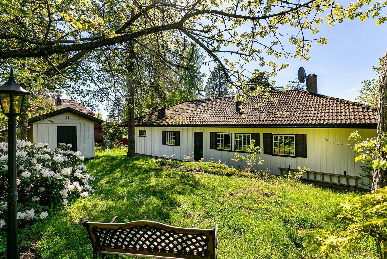 Tomten er på over 1,1 mål og hovedsakelig naturtomt. Galleribilde