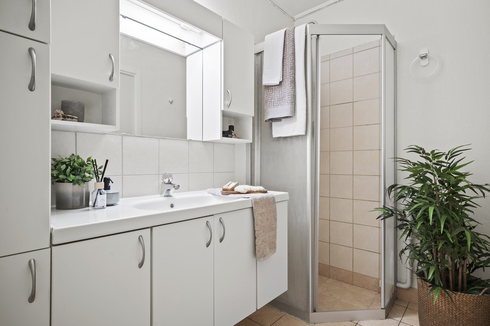 Bad på 3,8 kvm med romslig baderomsinnredning. Mekaniske avtrekksvifte via sentralt avtrekk. Badet har varmekabler i gulv. Galleribilde