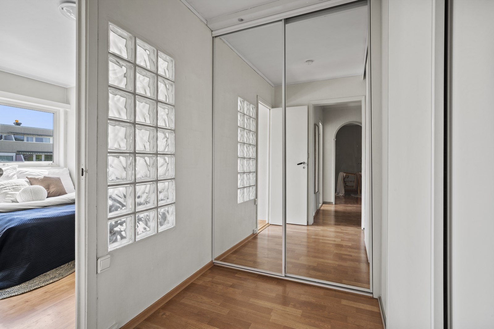 Garderoberom med skyvedørsgarderober til rikelig av lagring. Det er også 2 private boder i fellesarealer. Galleribilde