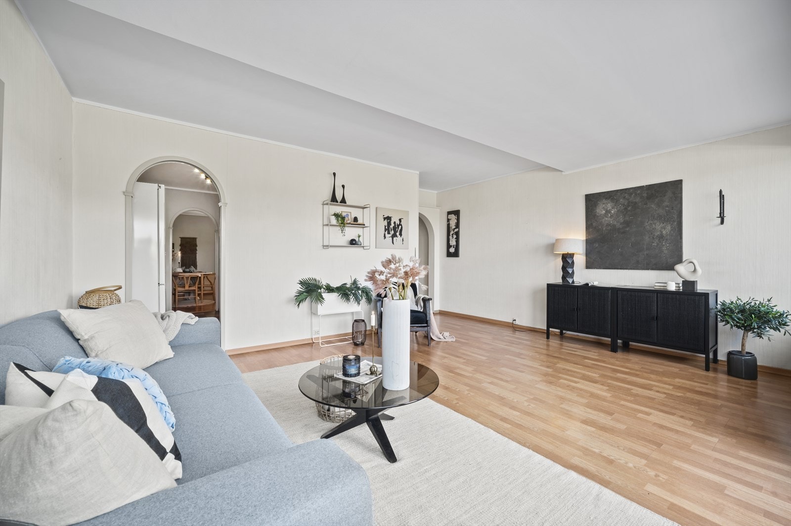 Fra stuen har man gjennomgang via kjøkken og gang til spisestue. Stuen er på 21 kvm og har gode møbleringsmuligheter Galleribilde