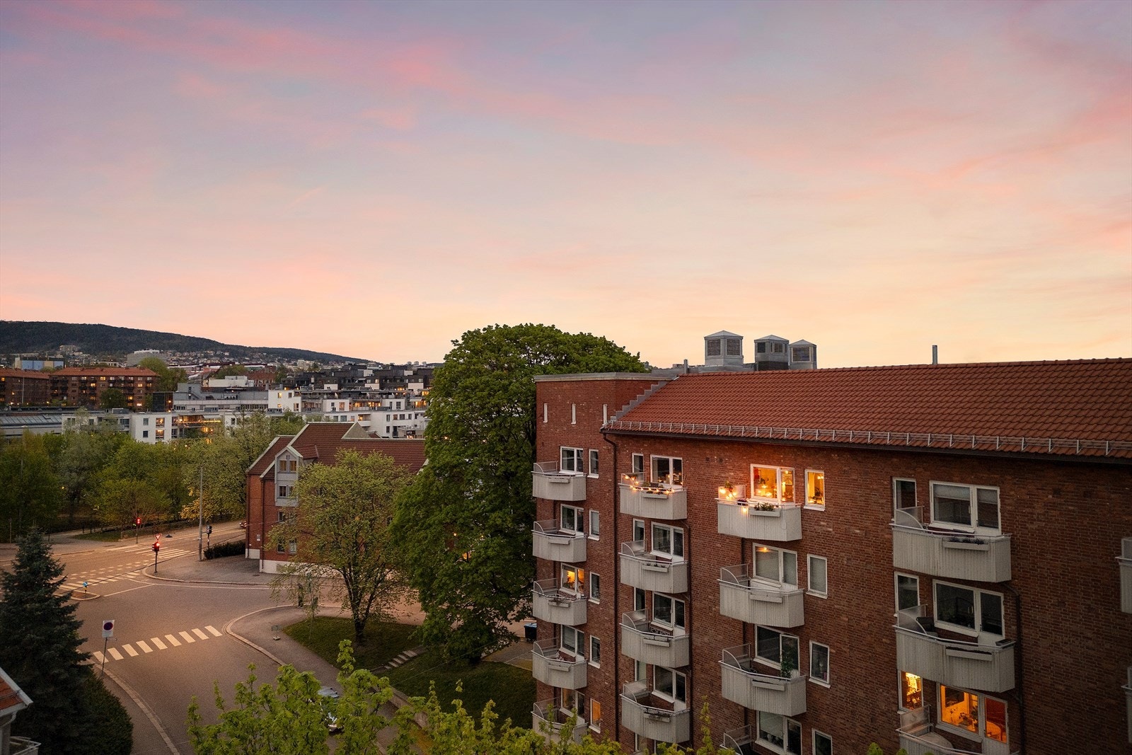 Balkongen ligger høyt og luftig med utsikt over nærområdet. Galleribilde