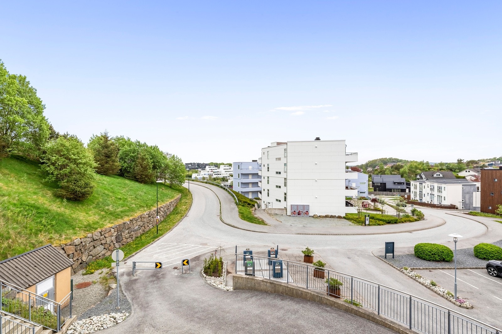 Eiendommen ligger i et attraktivt boligfelt på Skadberg i Sola kommune, i gangavstand fra Sola sentrum. Galleribilde