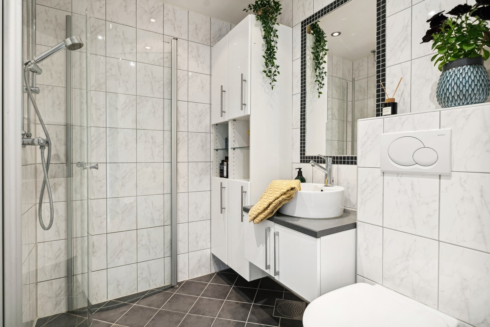 Delikat flislagt baderom med varmekabler i gulv og downlights i himling. Galleribilde