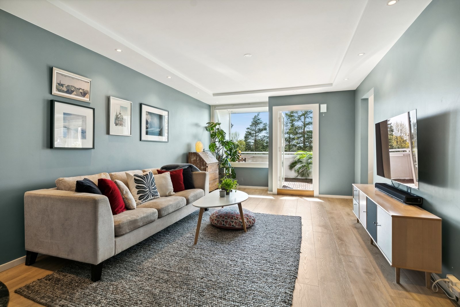 Her kan du flytte rett inn i en fantastisk 3-roms leilighet på Oppsal. Leiligheten har en god planløsning og store vindusflater som gir fine lysforhold. Galleribilde