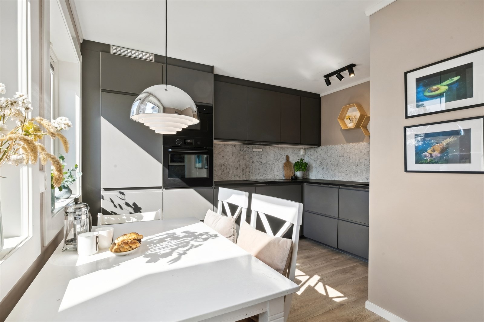 IKEA kjøkkeninnredning (2020) med glatte fronter, laminat benkeplate med skyllekum og ettgreps blandebatteri. Galleribilde