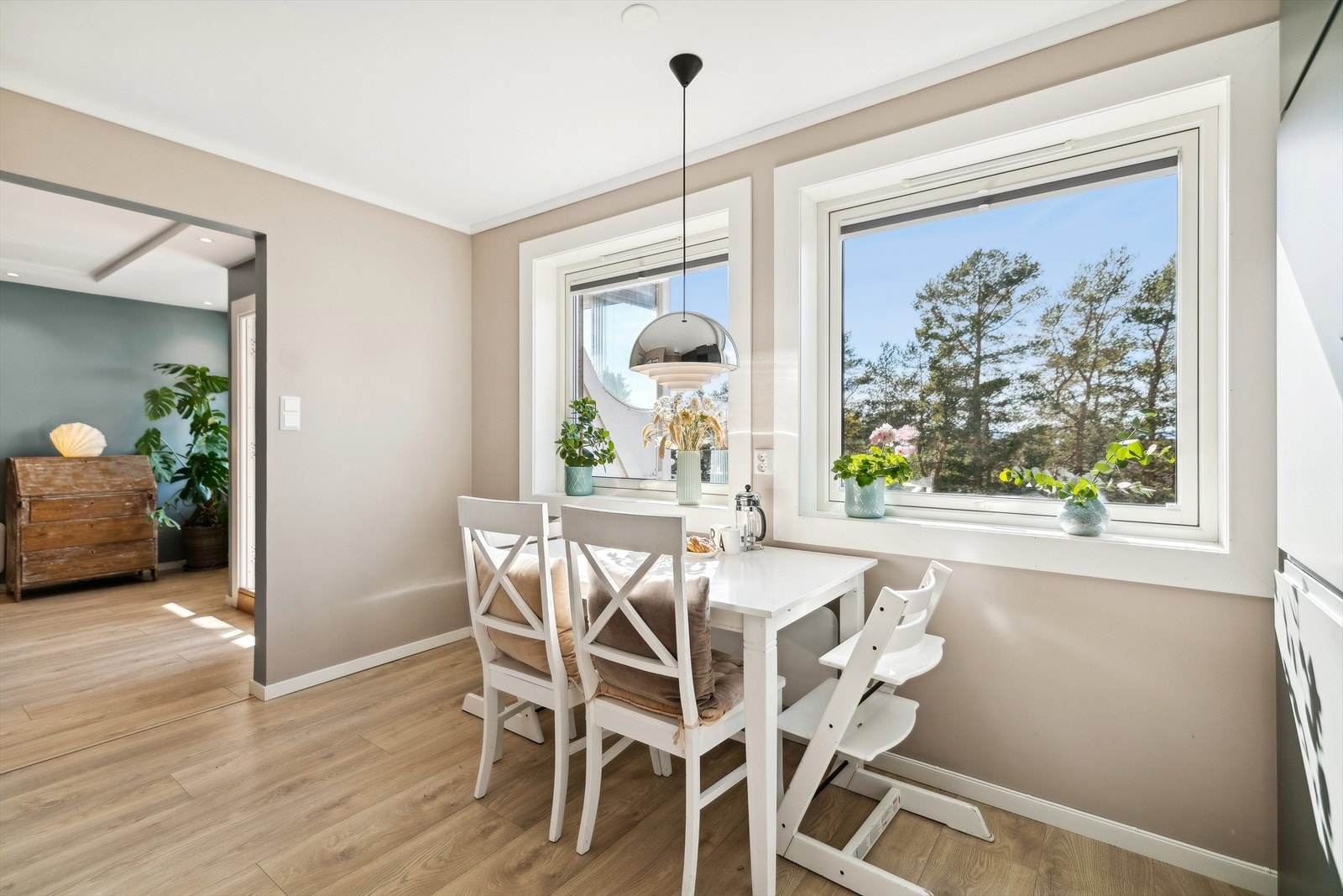 På kjøkkenet er det også god plass til et kjøkkenbord der frokosten kan nytes til hyggelig utsyn. Galleribilde