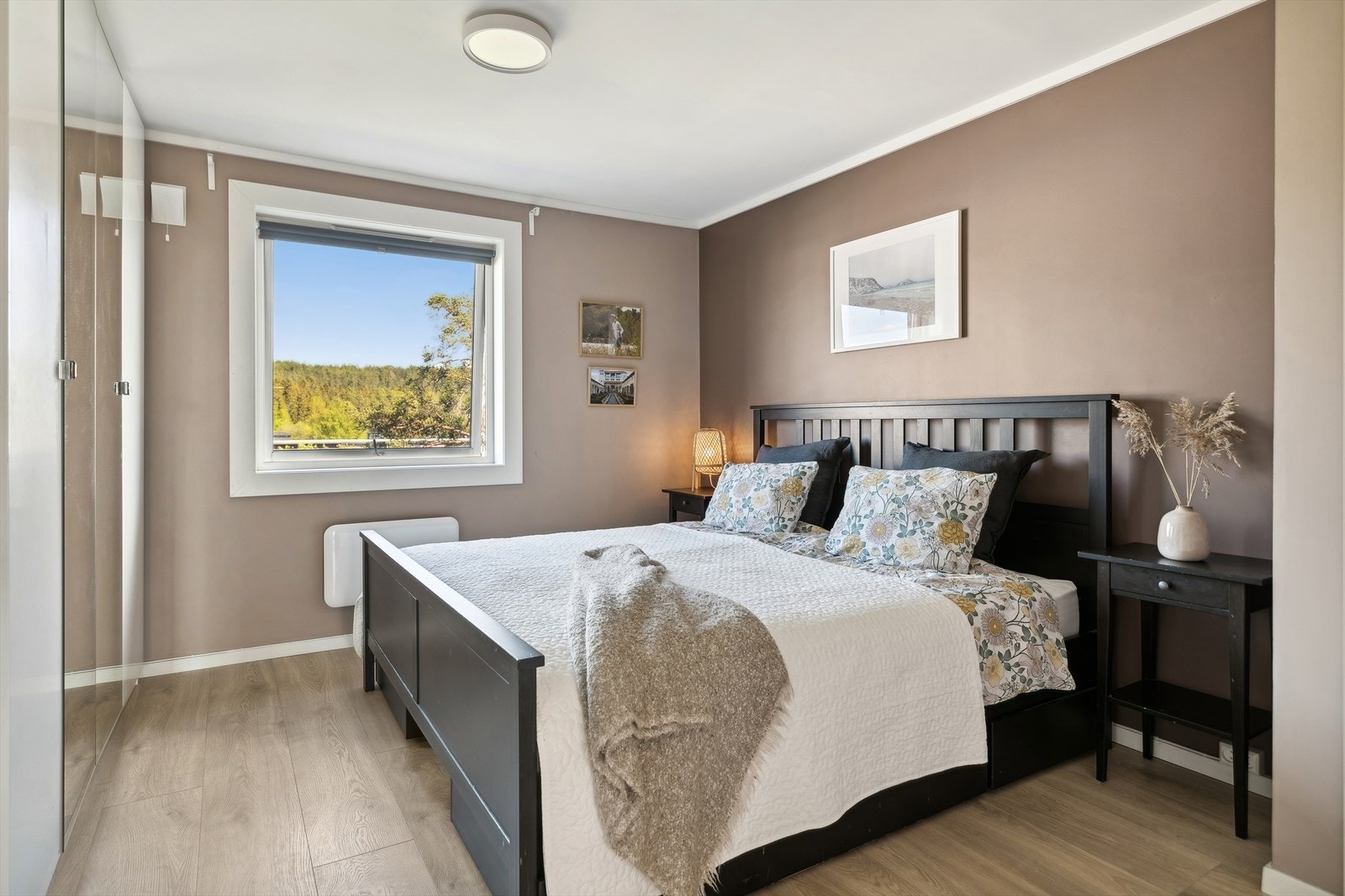 Boligen har to gode soverom hvorav begge har god plass til stor seng og nattbord. Galleribilde