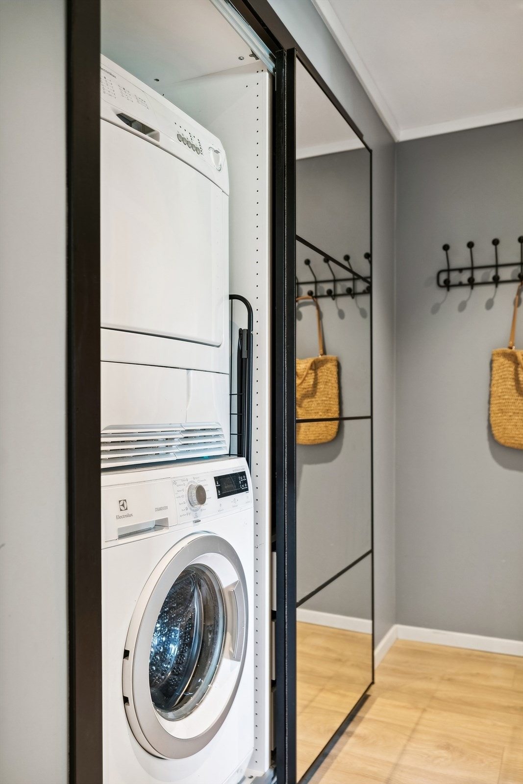 Praktisk innebygd skap hvor plassering av vaskemaskin og tørketrommel passer utmerket. Galleribilde