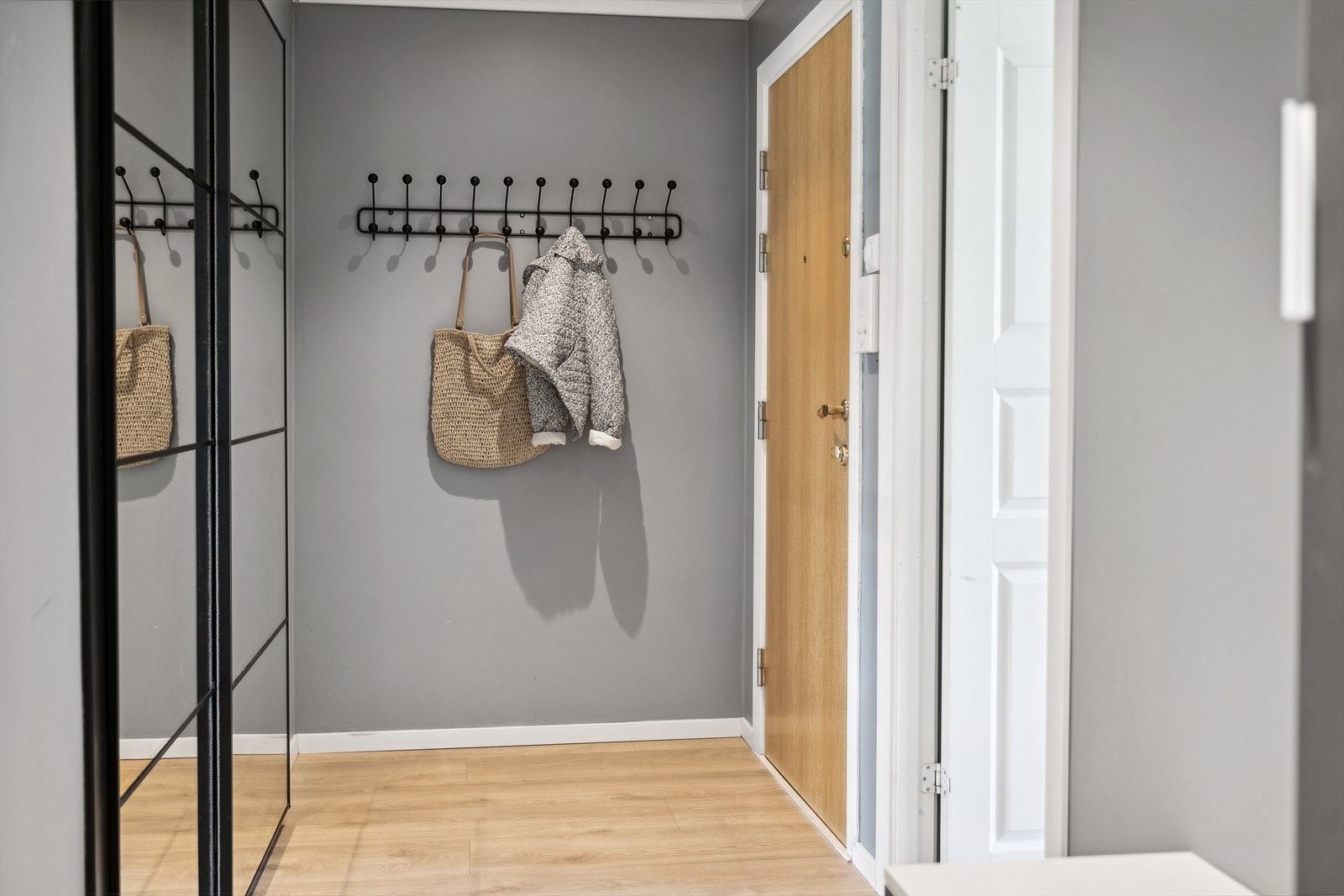 Romslig entré med plass for oppbevaring av yttertøy og sko. Galleribilde