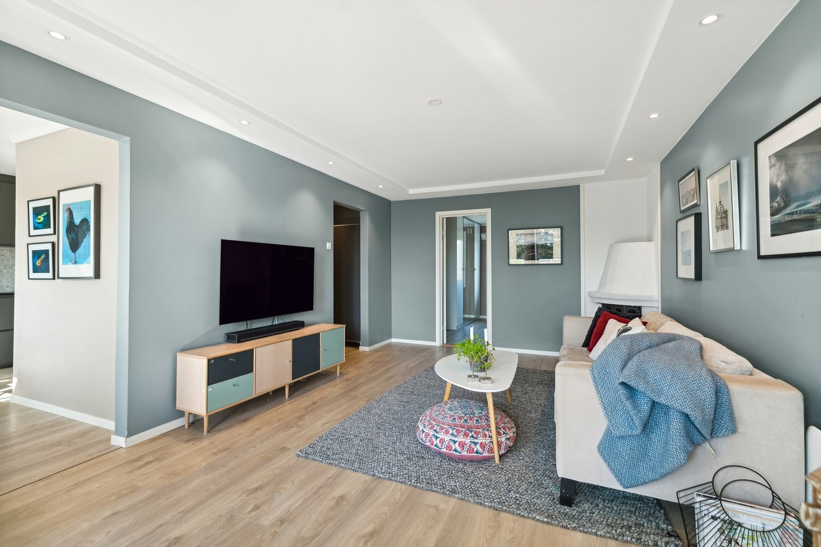 Store vindusflater slipper inn godt med lys og skaper en luftig atmosfære i leiligheten. Galleribilde