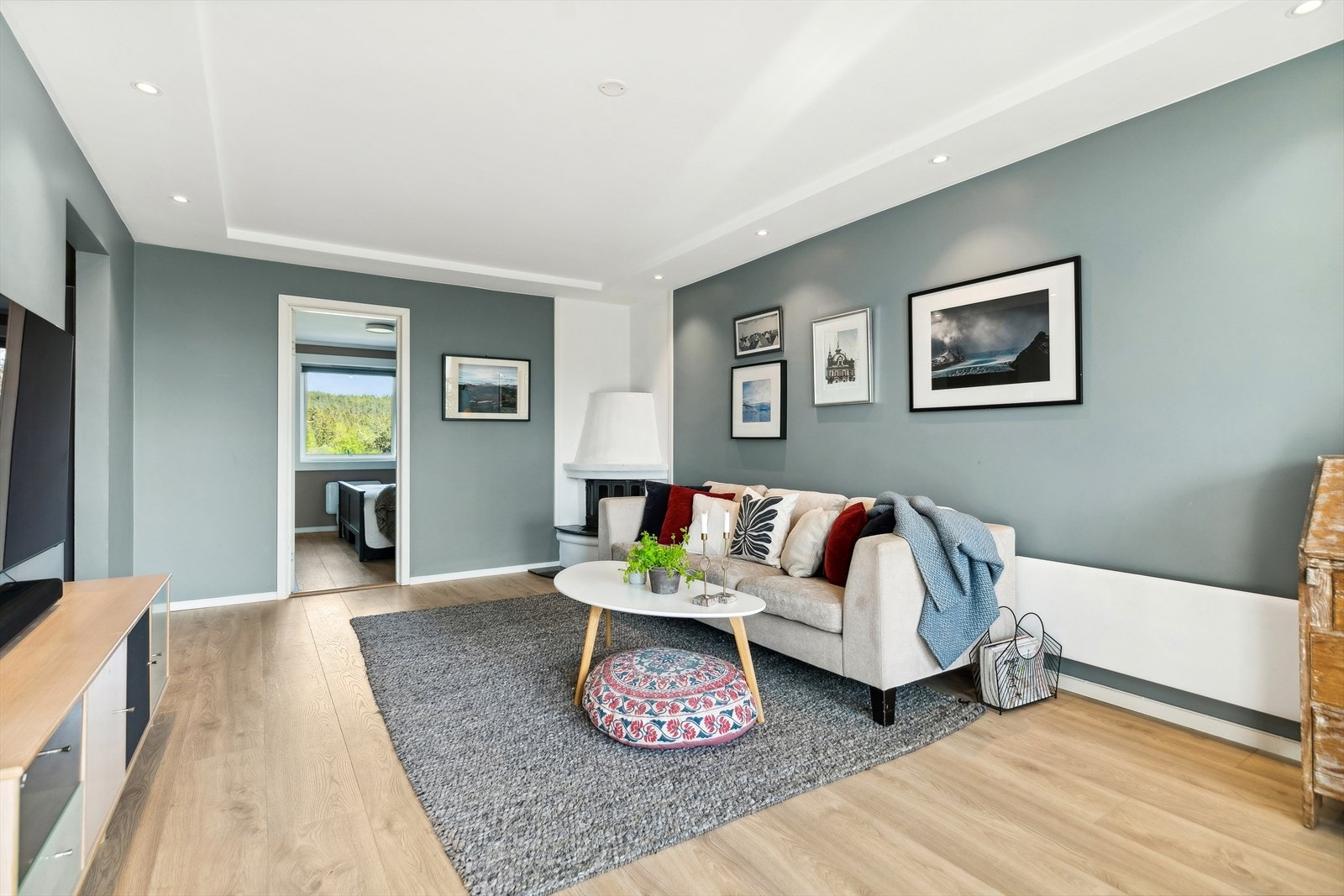 Stuen har gode møbleringsmuligheter med plass til både spisestuebord og sofagruppe. Her kan du invitere venner og familie til sosiale sammenkomster og stuen oppleves som boligens naturlige samlingspunkt. Galleribilde