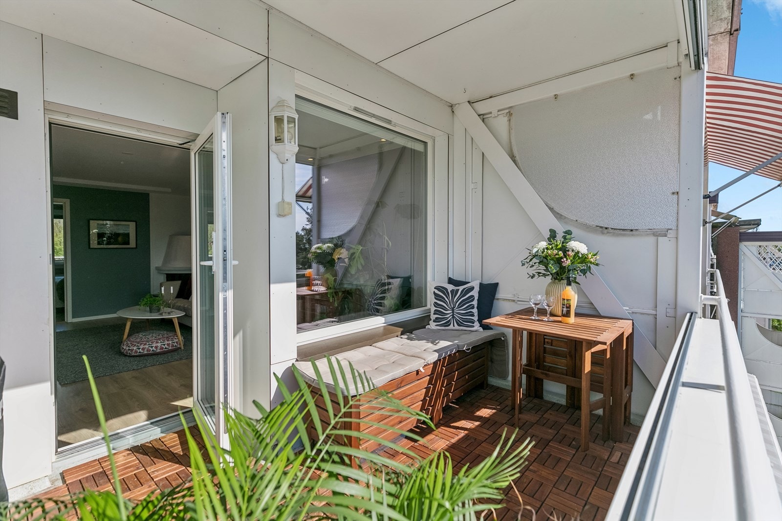 Fra stuen er det adkomst til en vestvendt balkong på ca. 8 m². På balkongen er det godt med plass til utemøblement og grill. Galleribilde