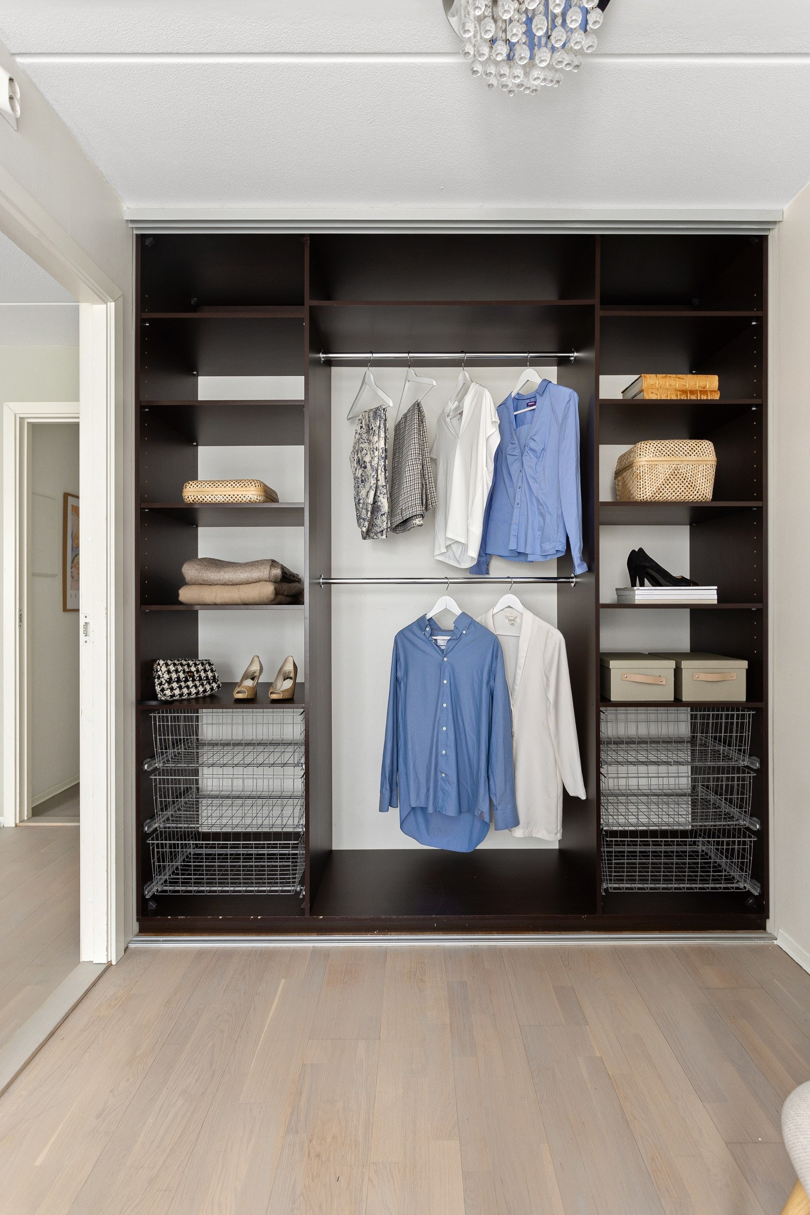 Garderoben har en åpen løsning som gir "walk-in closet" følelsen, med mulighet for å sette opp skapdører. Galleribilde