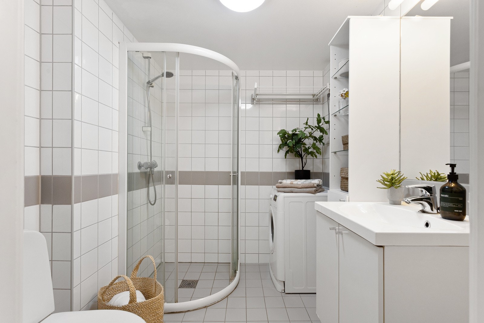 Begge bad har opplegg for vaskemaskin. Galleribilde