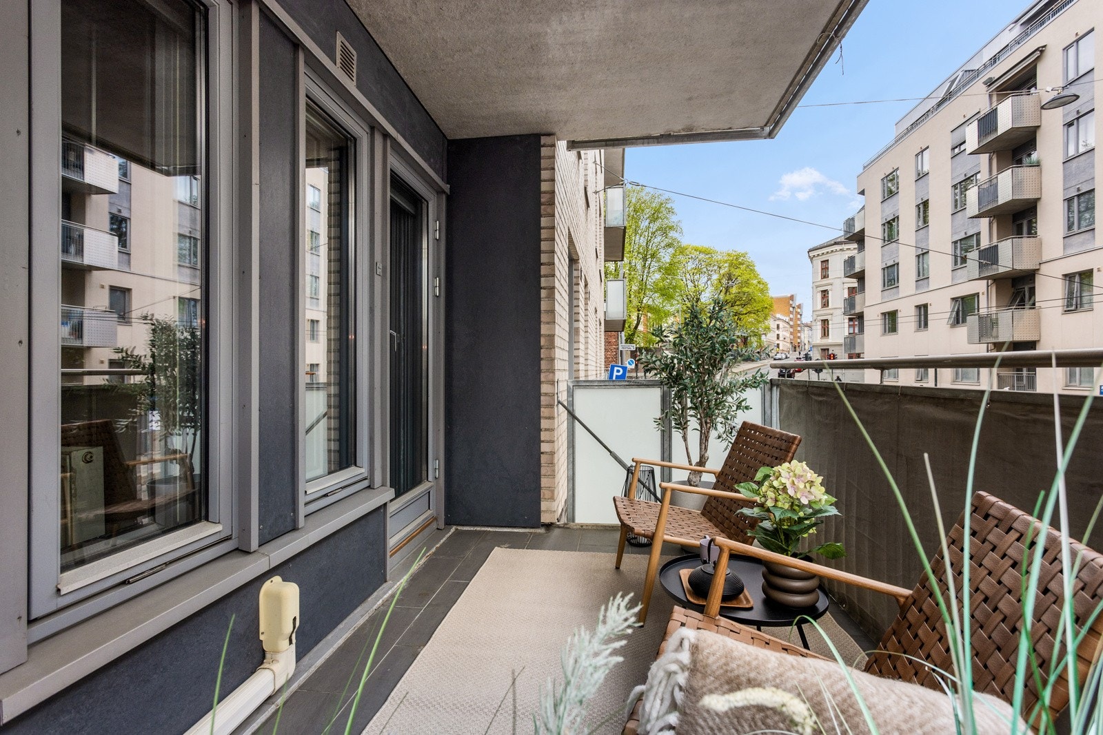 Det er utgang til balkongen fra både hoveddel og hybel. Galleribilde