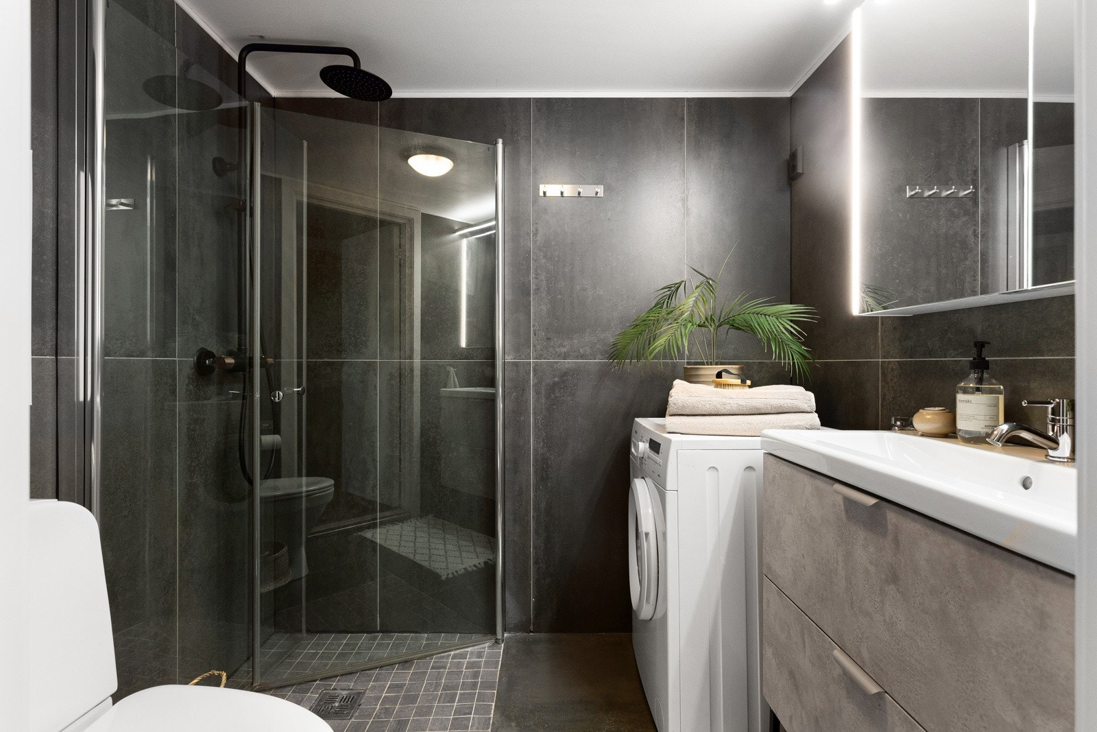Badet til hybelen er moderne med sorte detaljer. Galleribilde