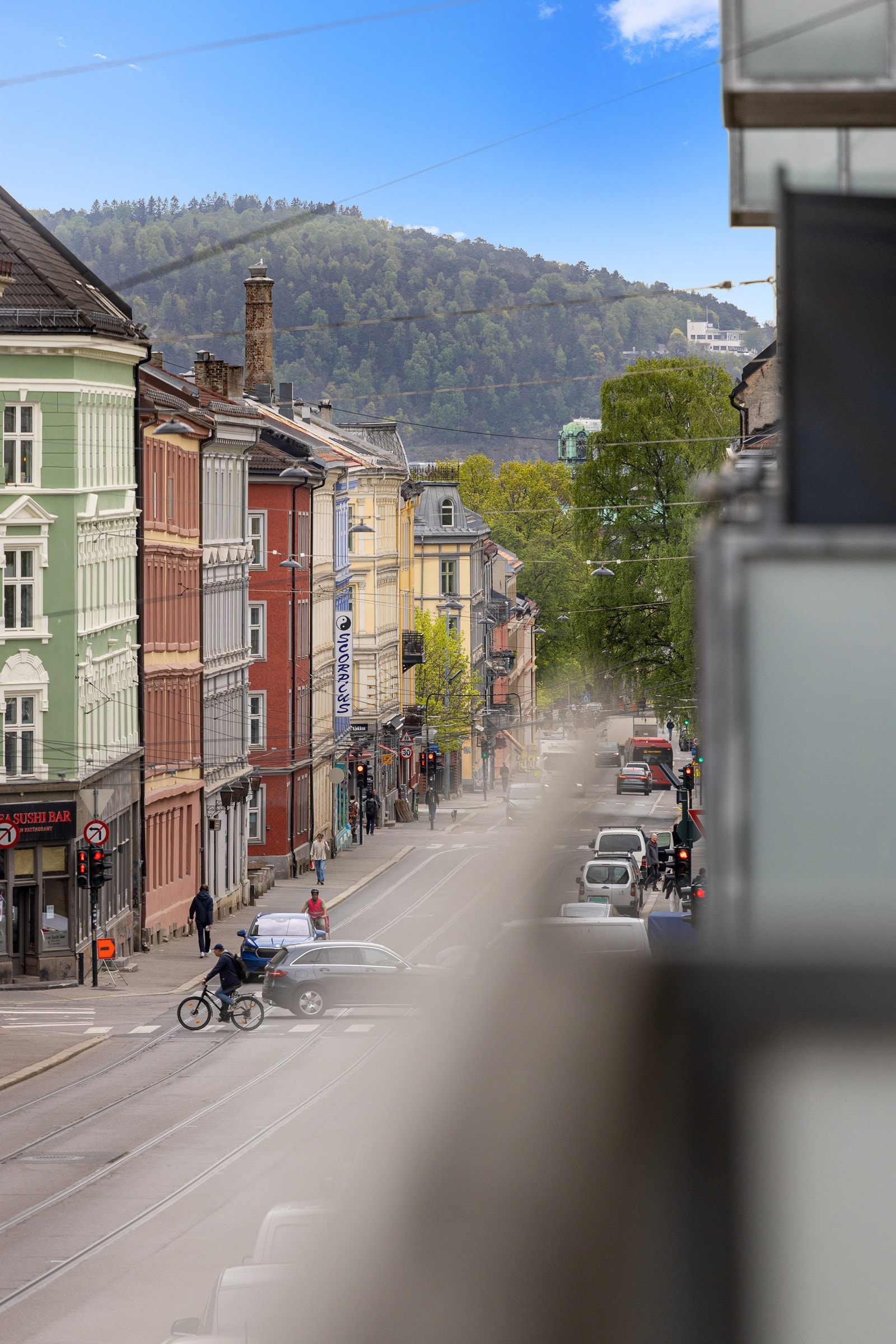 Utenfor leiligheten ligger en koselig gate med nærhet til alt. Galleribilde