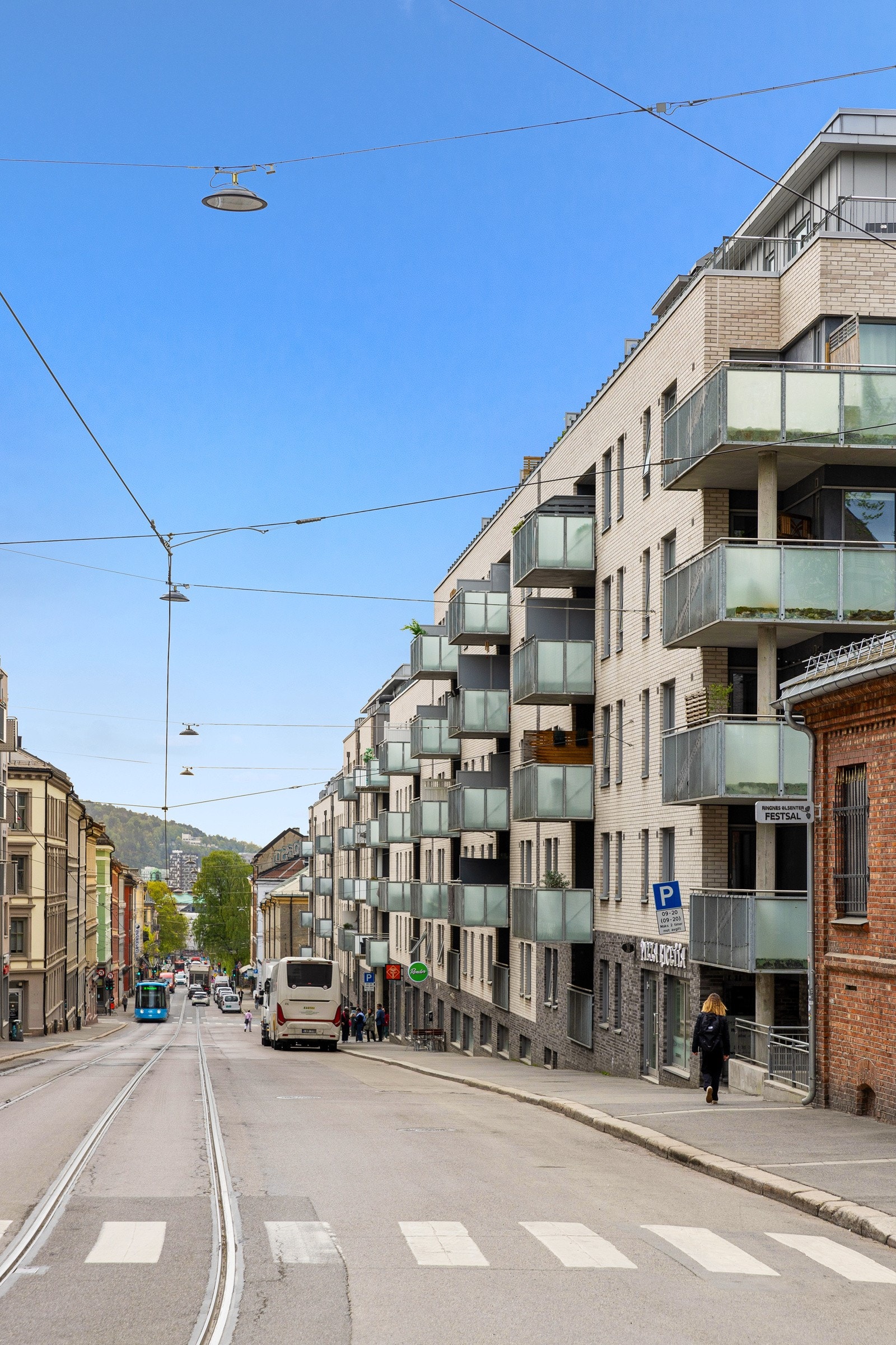 Leiligheten ligger sentralt midt på beste Løkka, så her kan man leve det urbane livet. Galleribilde