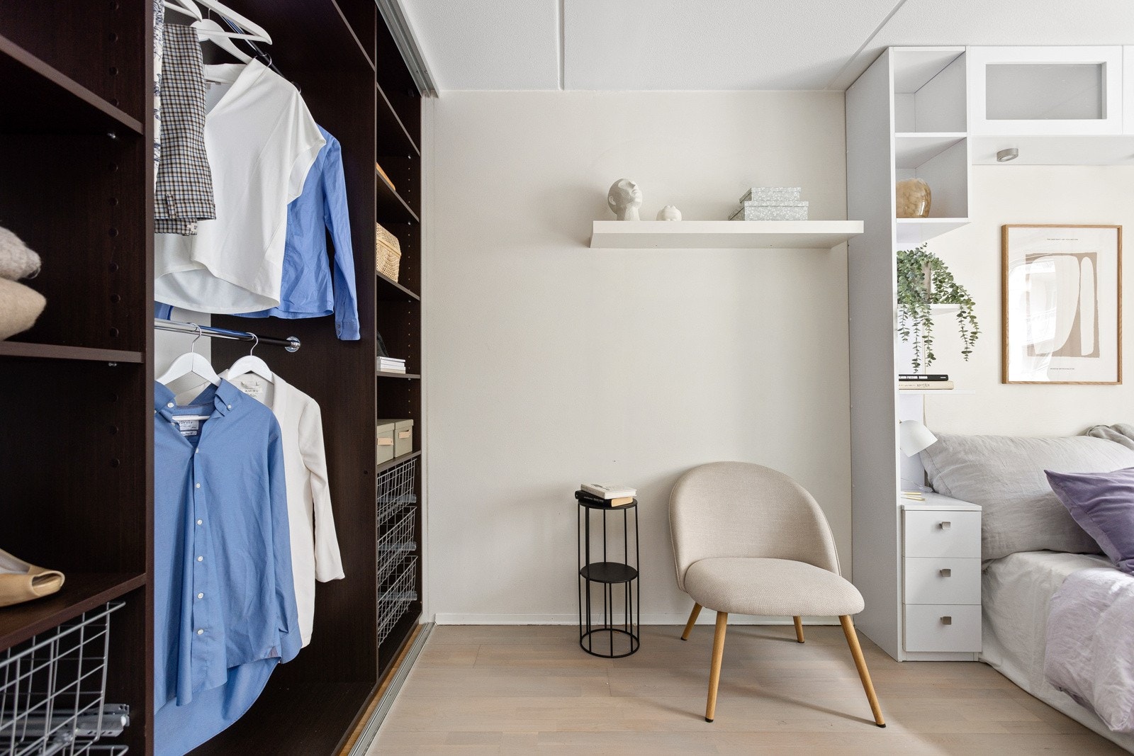 På soverommet er det en stor garderobe med god plass til oppbevaring. Galleribilde