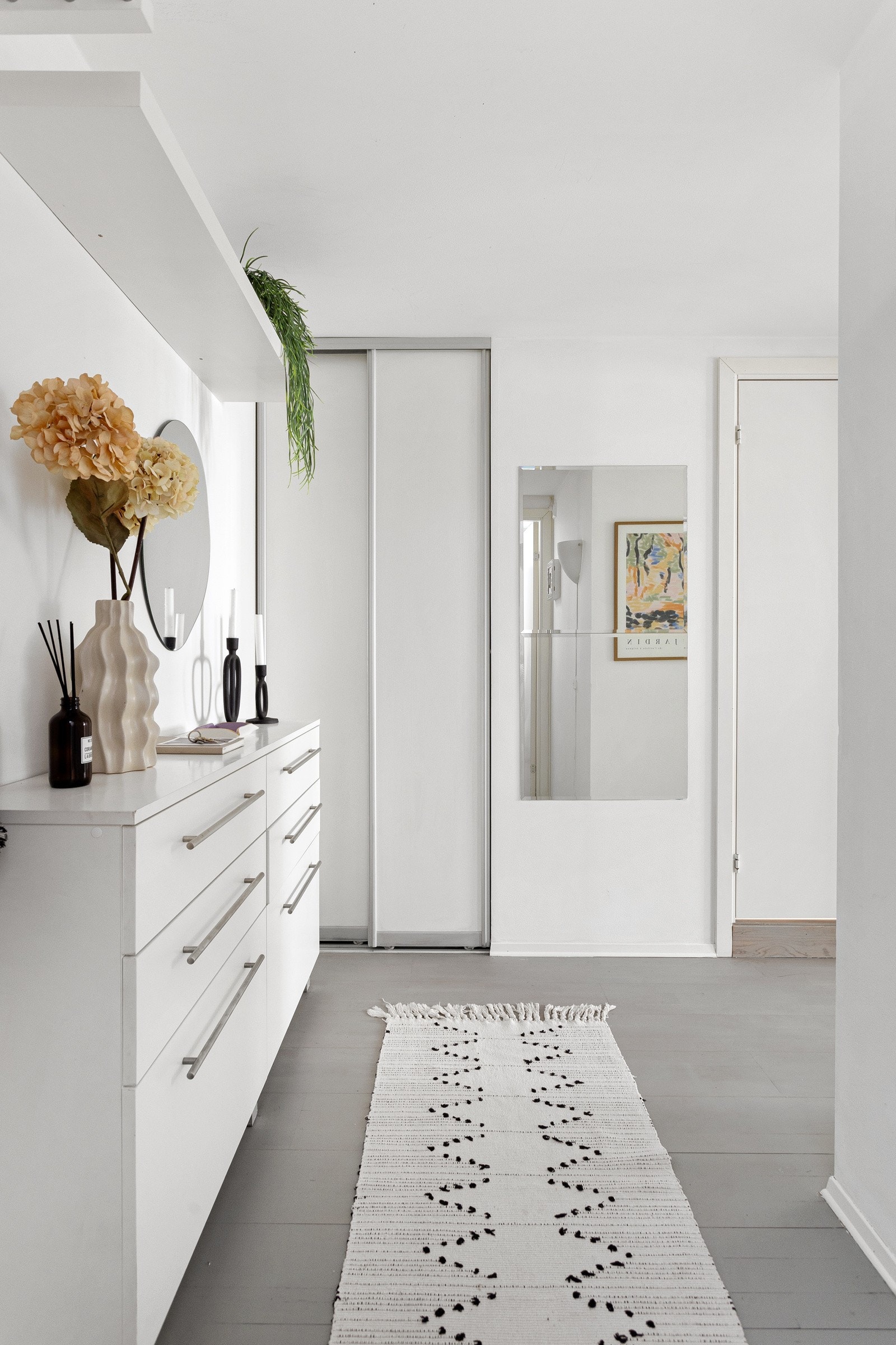 Entréen fører videre inn i hoveddelen. Galleribilde
