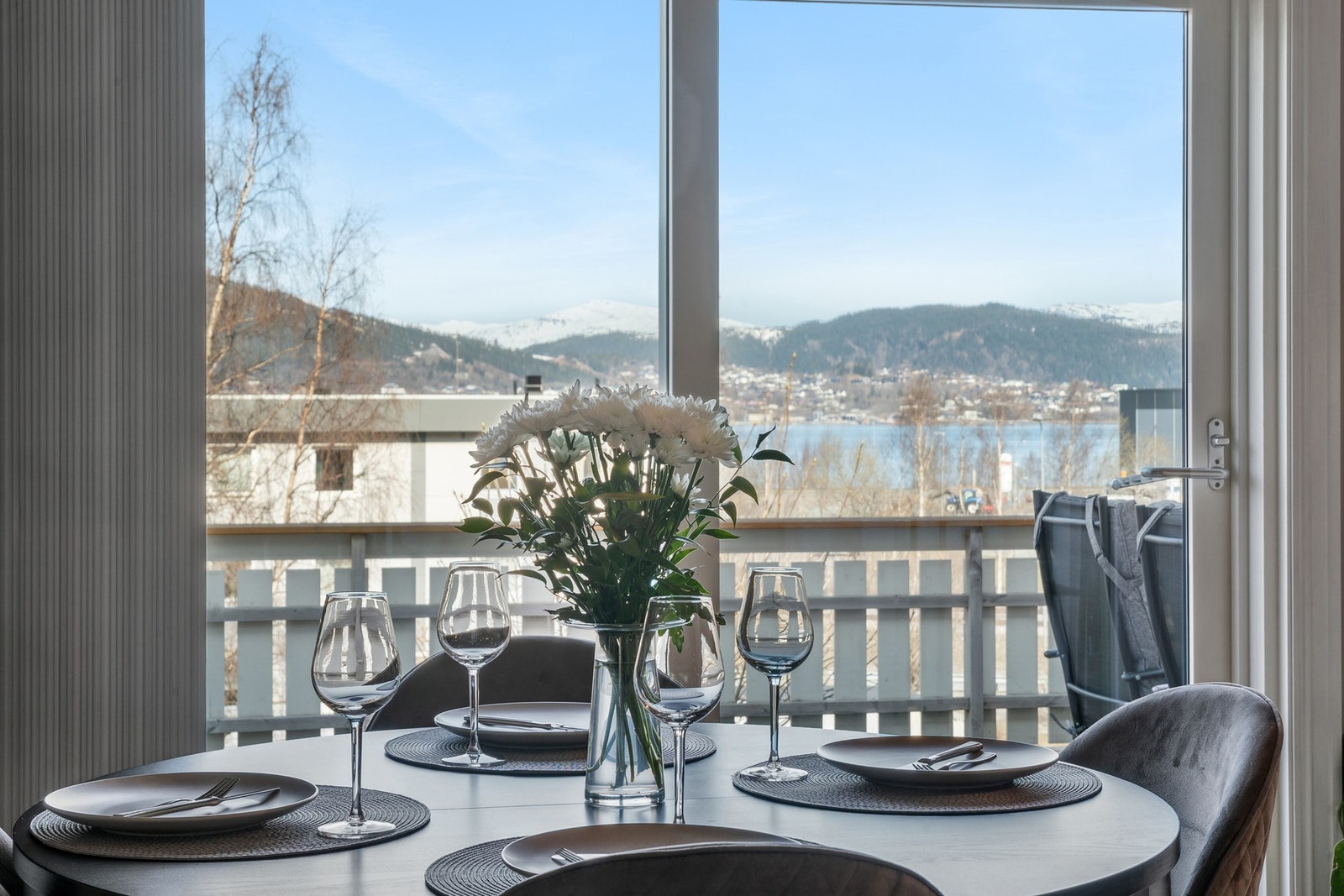 Lys og moderne 1/2 tomannsbolig på Langneset - 3 soverom, garasje og familievennlig beliggenhet. Galleribilde