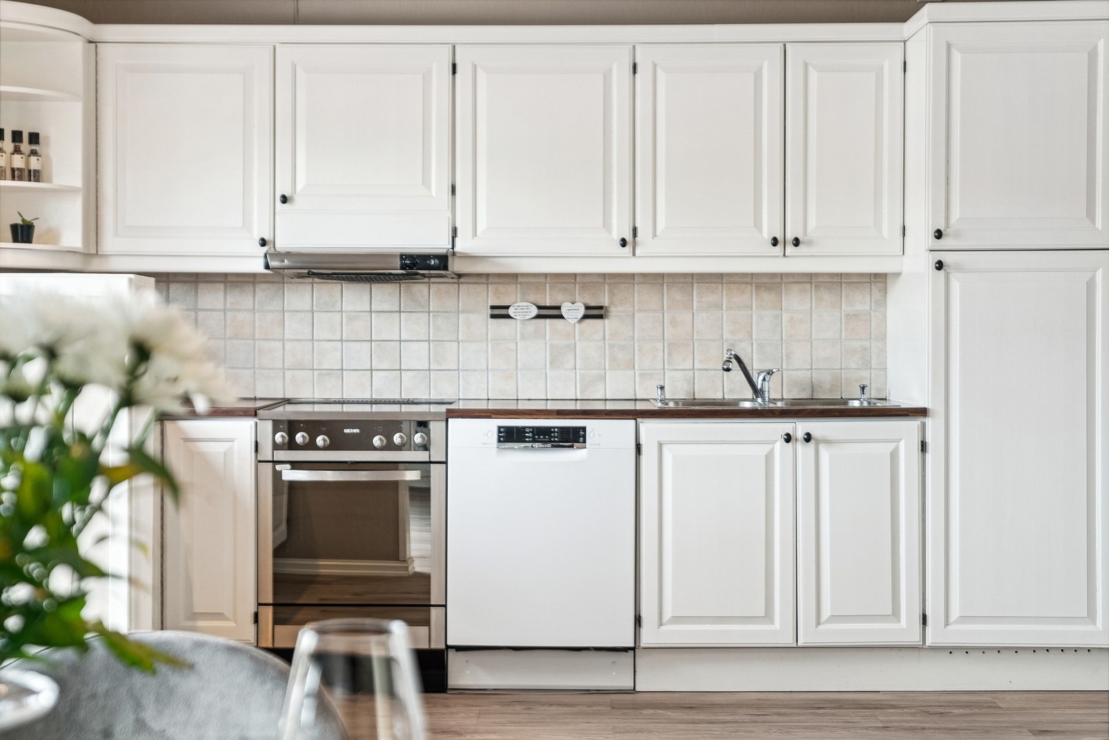 På kjøkkenet er det godt med skap og benkeplass Galleribilde