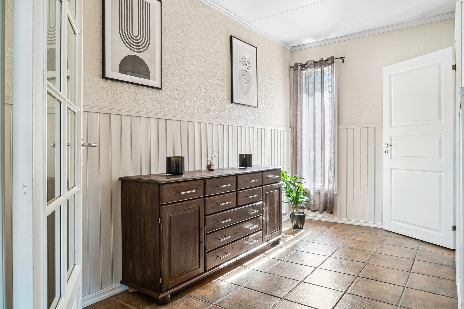 Gang med skyvedørsgarderobe Galleribilde