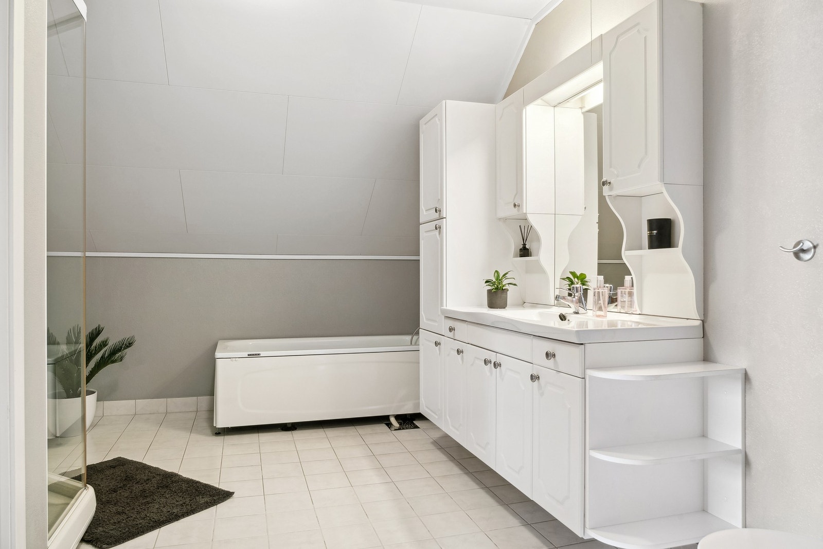 Her er det både dusjkabinett og badekar Galleribilde