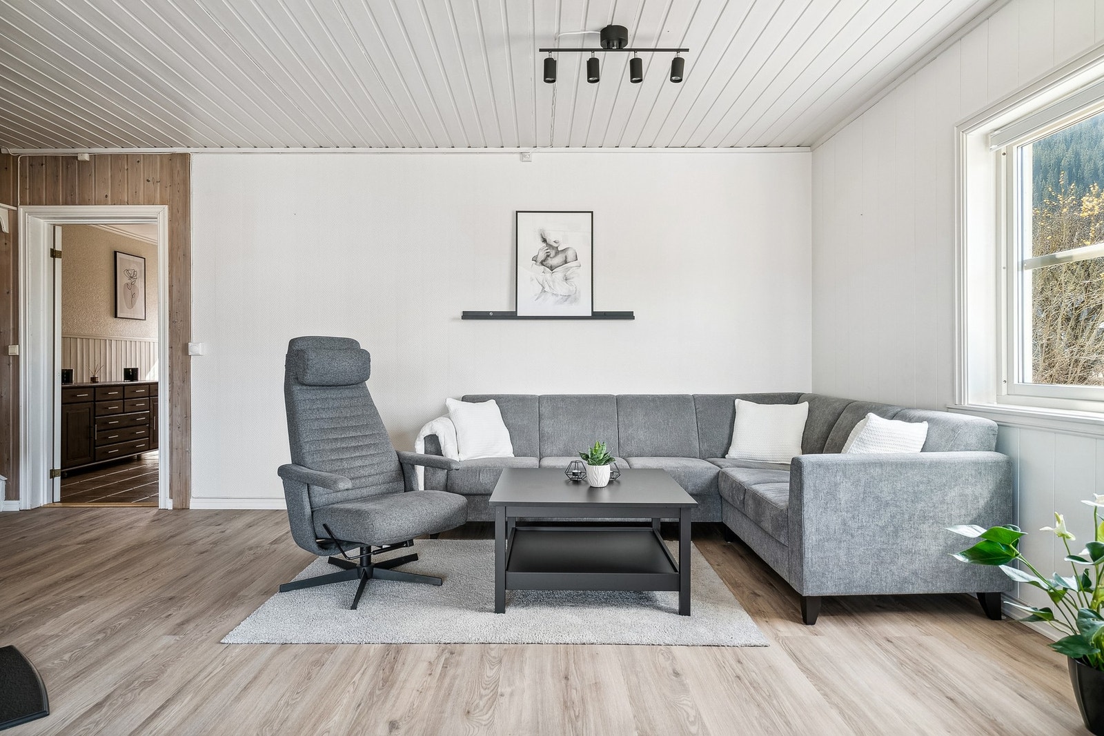 Det ble lagt nytt gulv på stue og kjøkken i 2023 Galleribilde