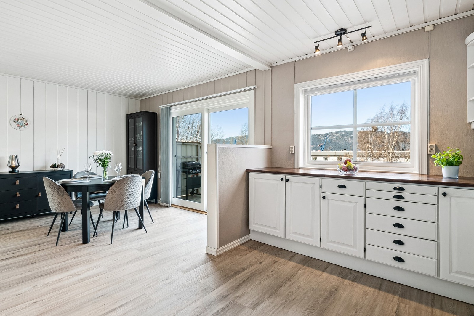 Kjøkken vegger ble malt opp i 2023 Galleribilde