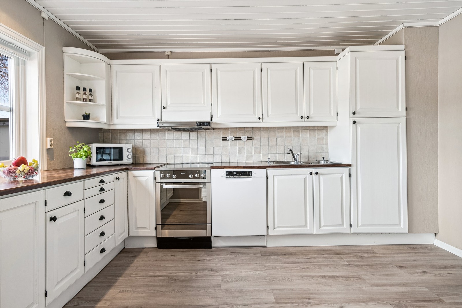 Praktisk kjøkken med nærhet til de man trenger Galleribilde