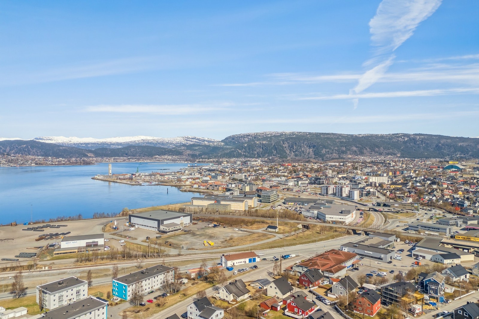 Dronebilde av boligen og nærområdet Galleribilde