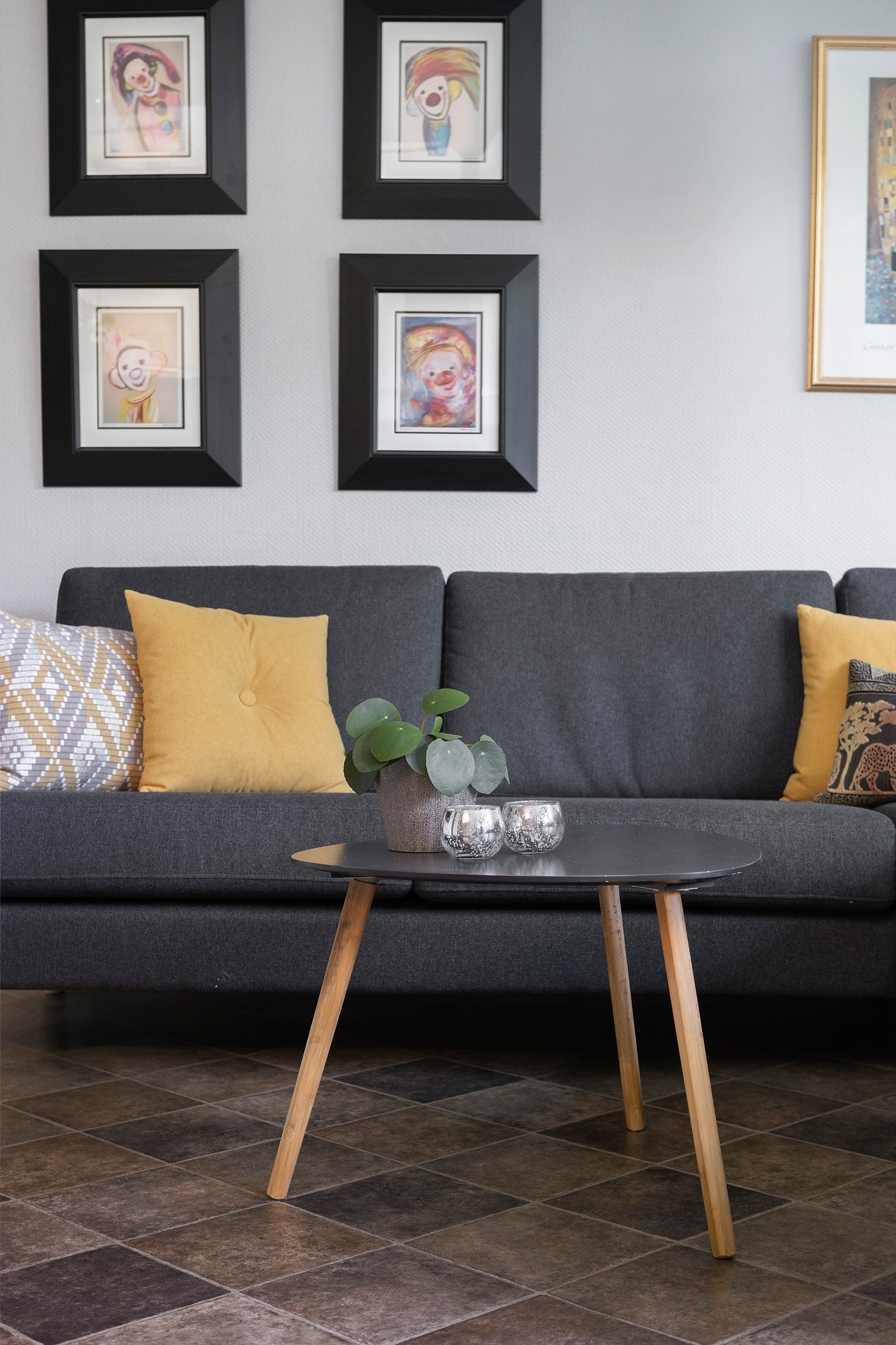 Veggene består av en lys og nøytral fargenyanse og vinylgulv. Galleribilde