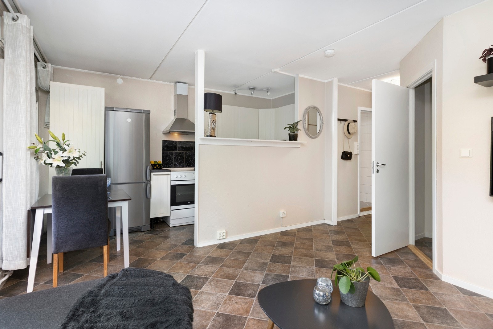 Kjøkkenet er delvis adkskilt fra stuen, men har likevel en sosial og åpen løsning - perfekt for å varte opp gjester. Galleribilde