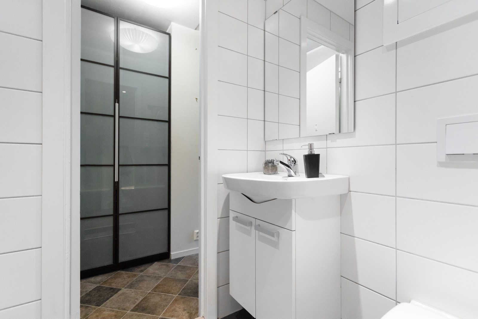 Badet er helflislagt med nedsenket himling med downlights og behagelig varme i gulv, samt. er det opplegg for vaskemaskin. Galleribilde