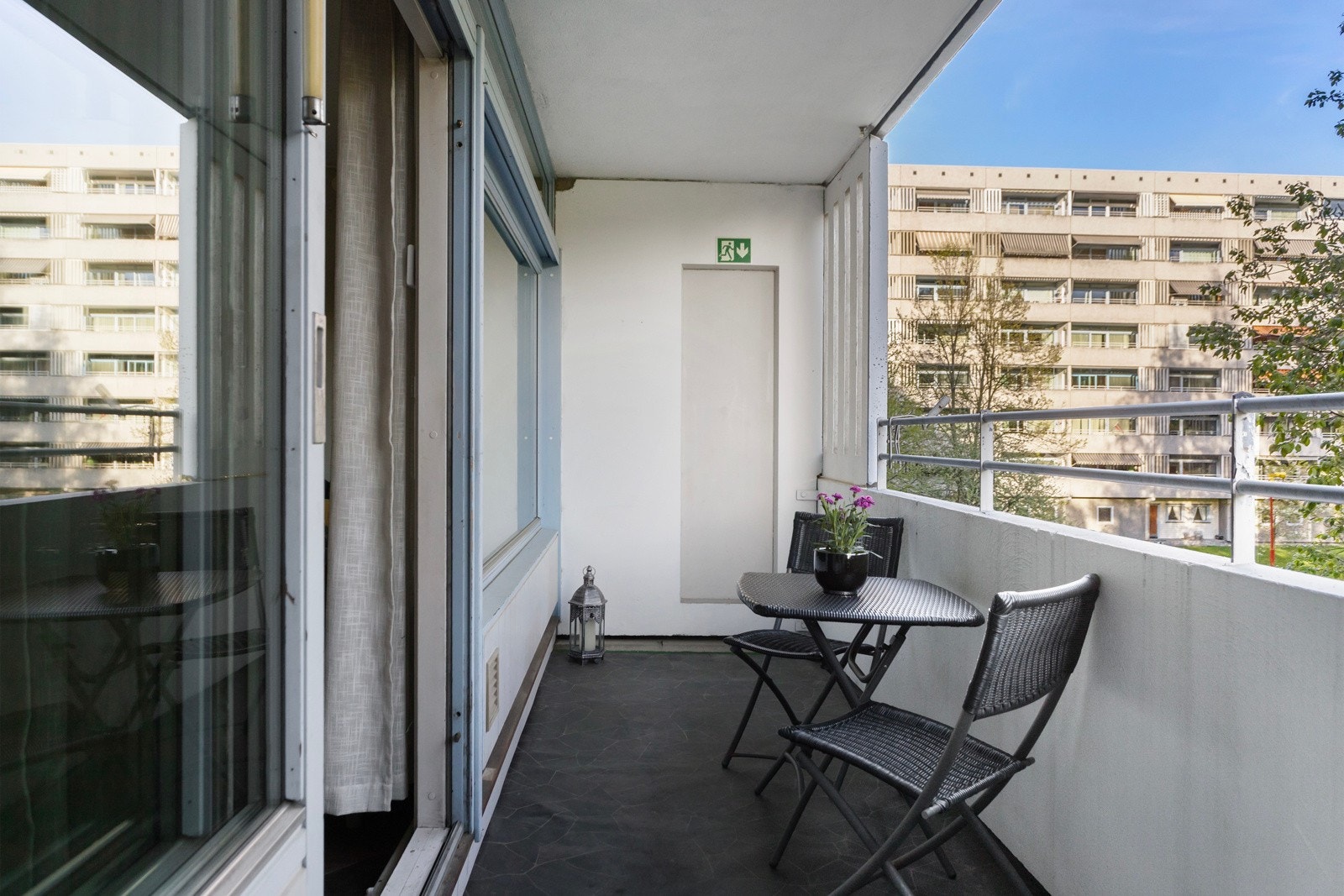 Fra stuen har du utgang til en sydvendt balkong på 7 m². Her har du god plass til en sittegruppe, elektrisk grill og dekorativ beplantning. Her kan sommeren virkelig nytes! Galleribilde