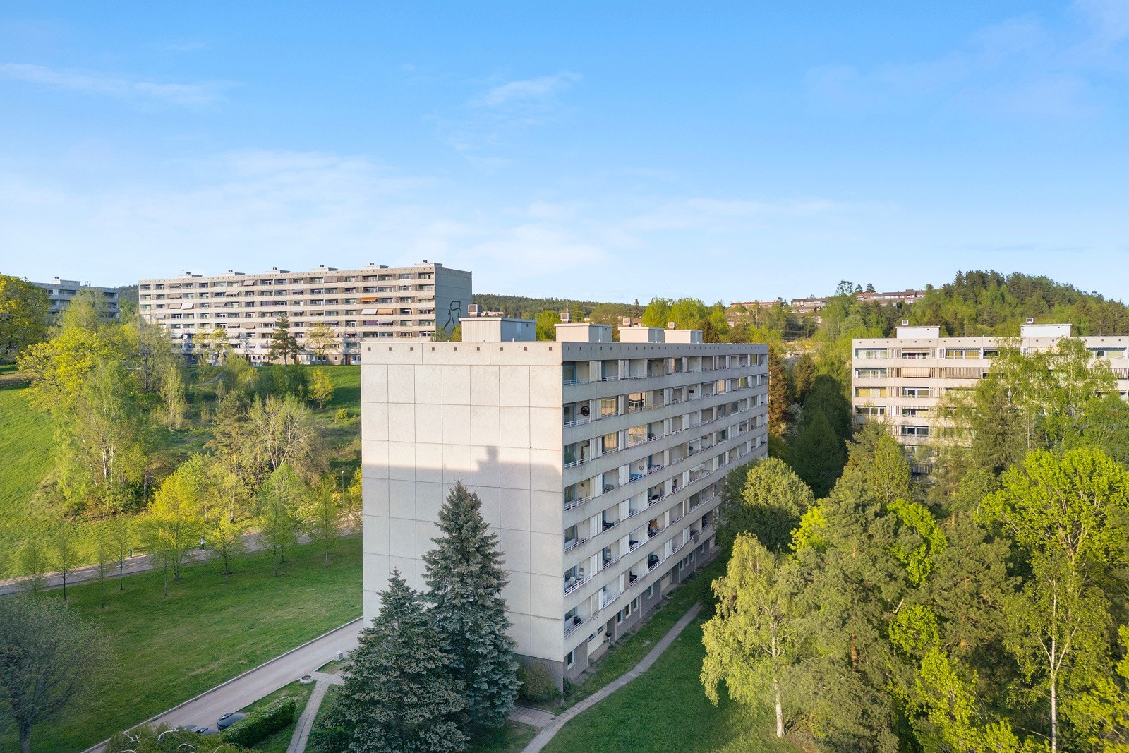 Haugenstua er et veldrevet borettslag som tar vare på byggene og beboerne. Her har de blant annet rehabilitert badene, skiftet ut heisene, rehabilitert inngangspartiene, mm. Fasaderehabilitering er det neste som står for oppgradering. Galleribilde