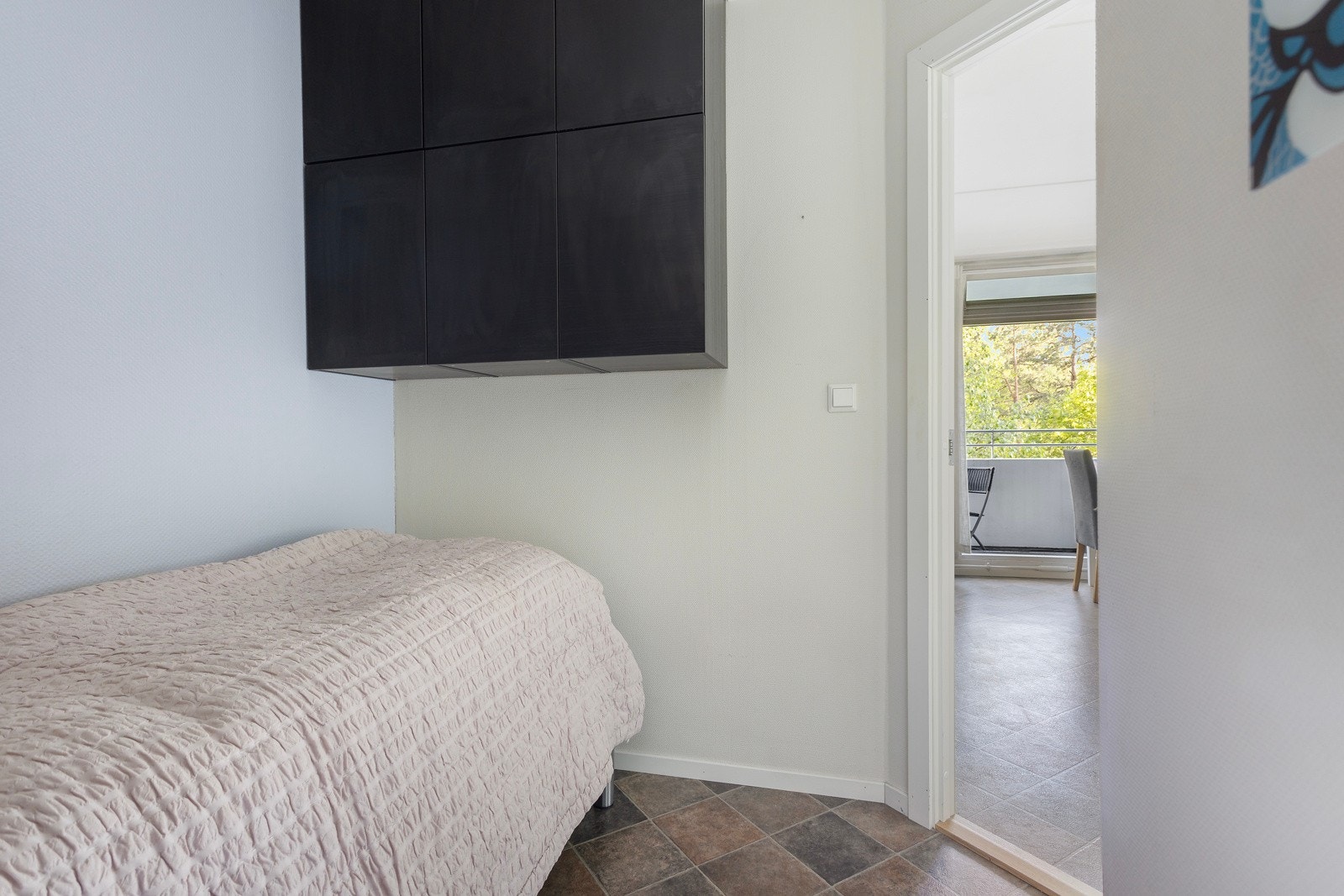 Her er det vegghengte hyller på veggen som byr på oppbevaringsplass for klær. Galleribilde