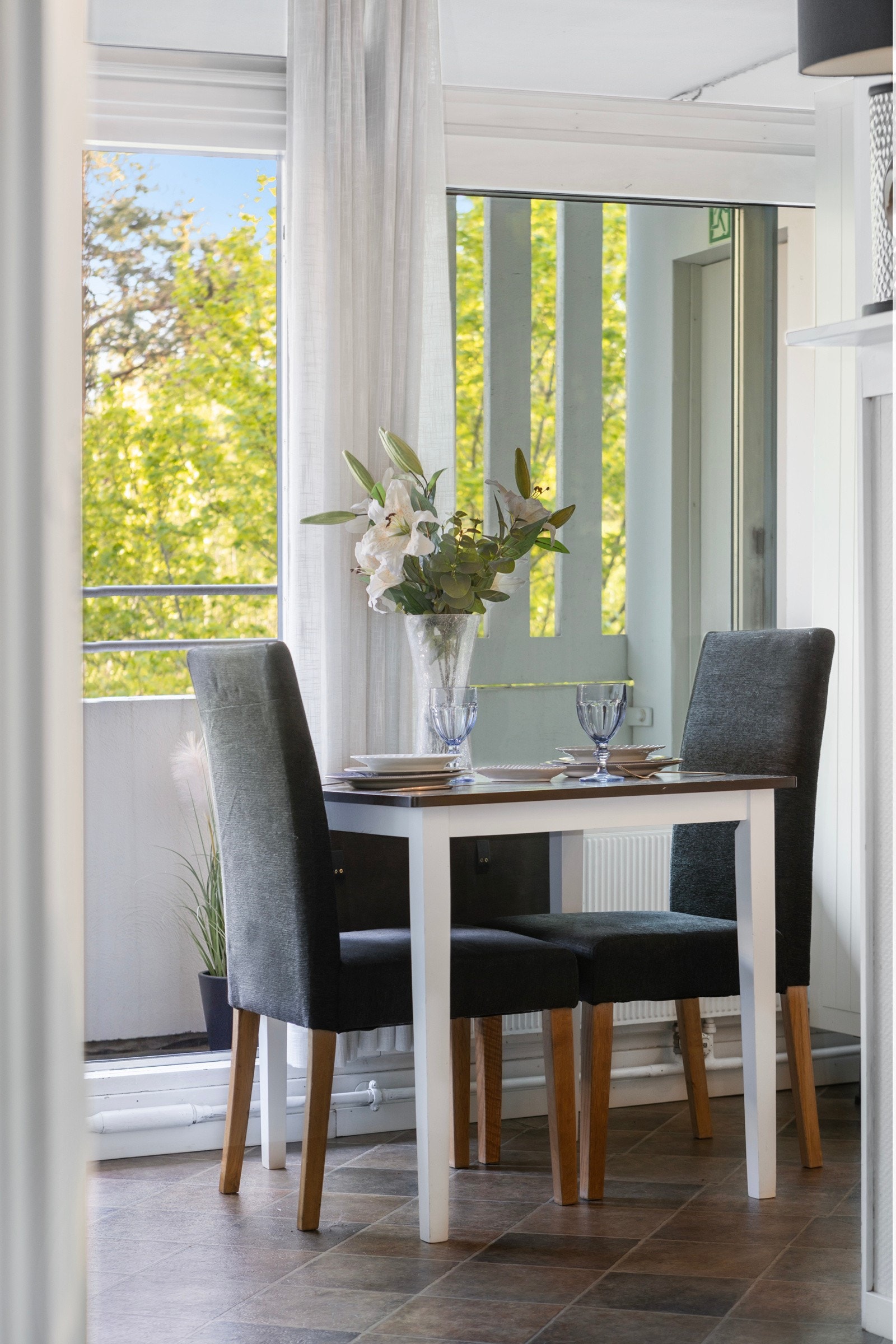 I tillegg er det plass til en liten spisekrok ved vinduet, her kan man enkelt sette opp og dekke middagsbordet. Galleribilde