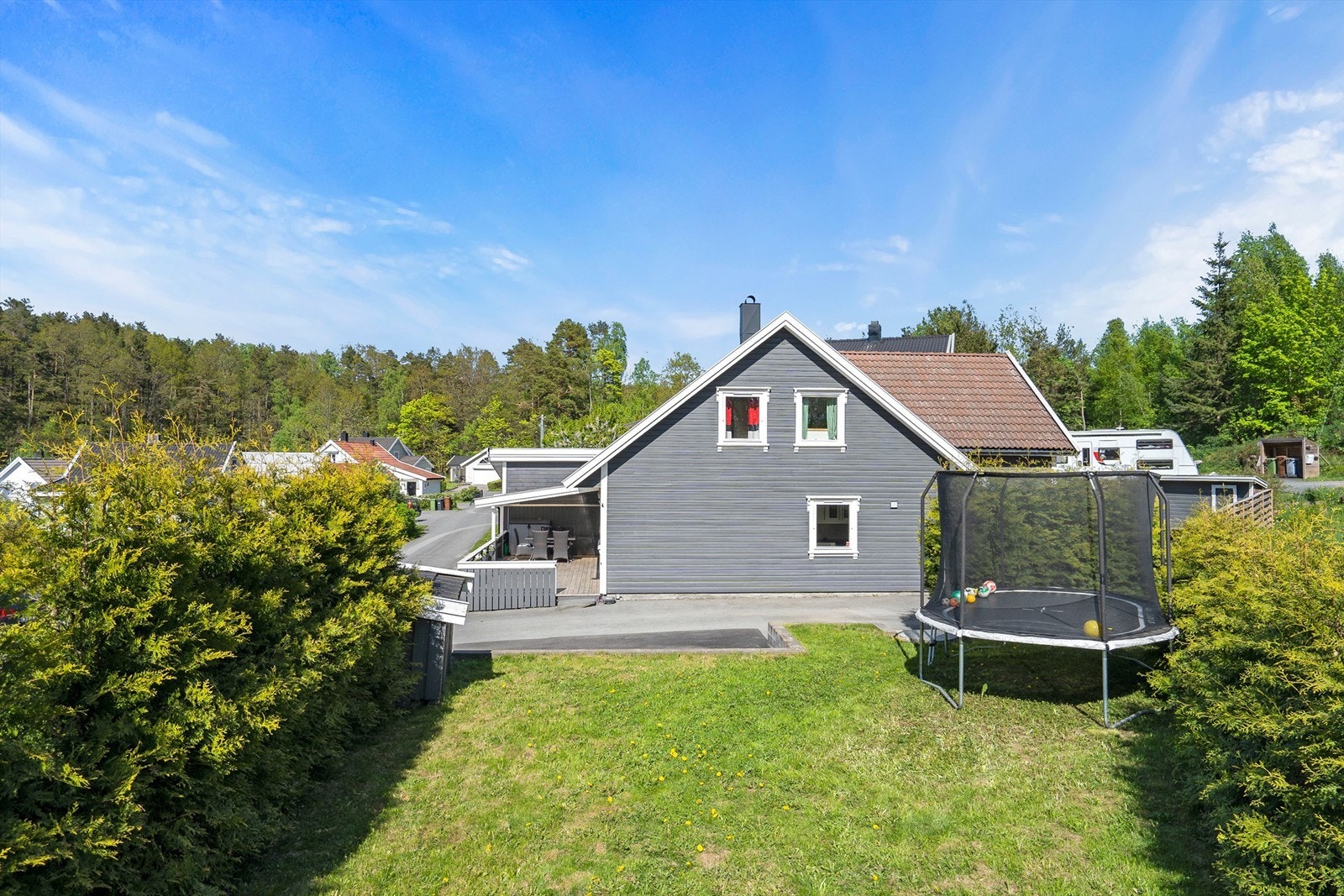 Barnevennlig og rolig nabolag Galleribilde