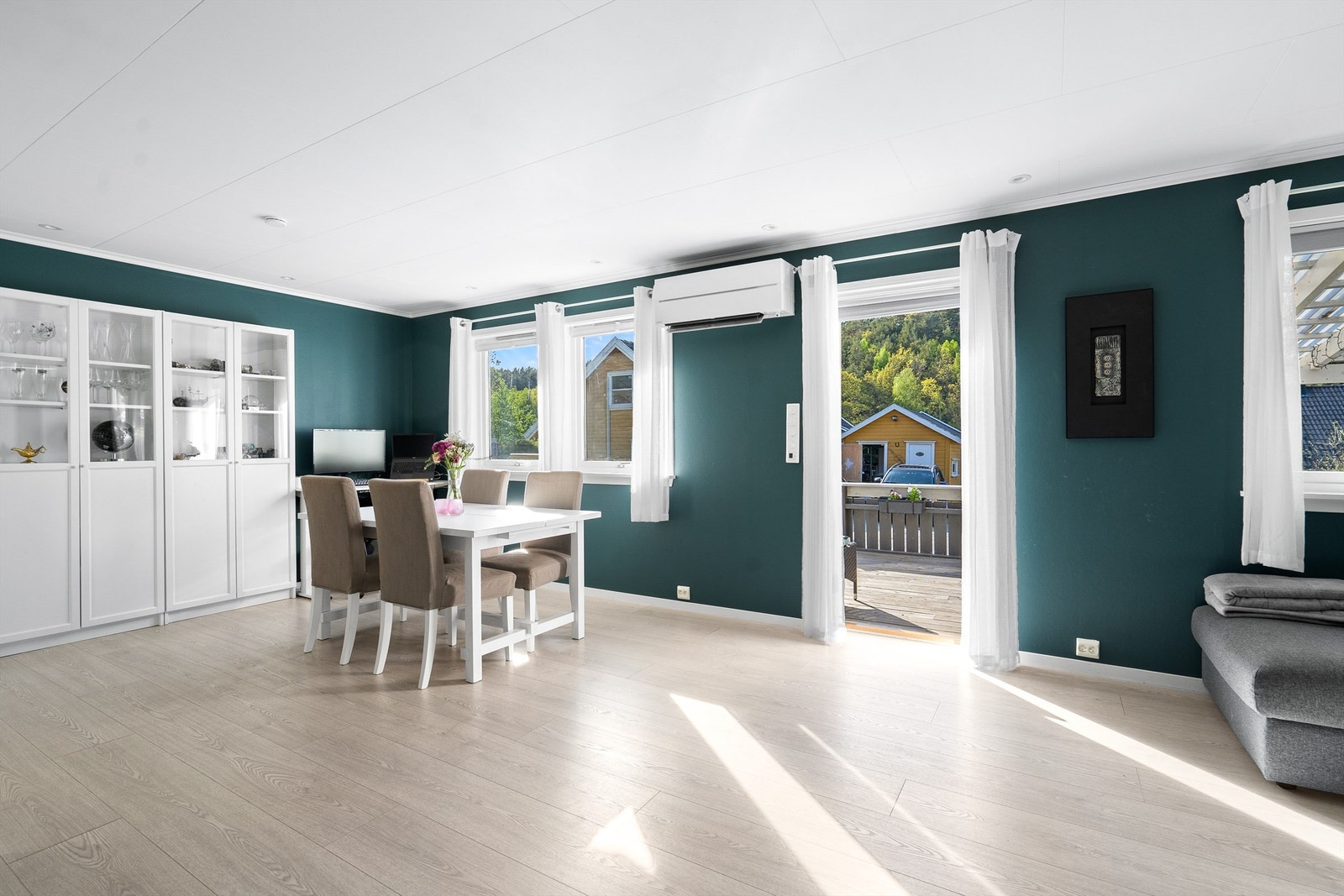 Romslig spisestueplass og utgang til solrik veranda Galleribilde