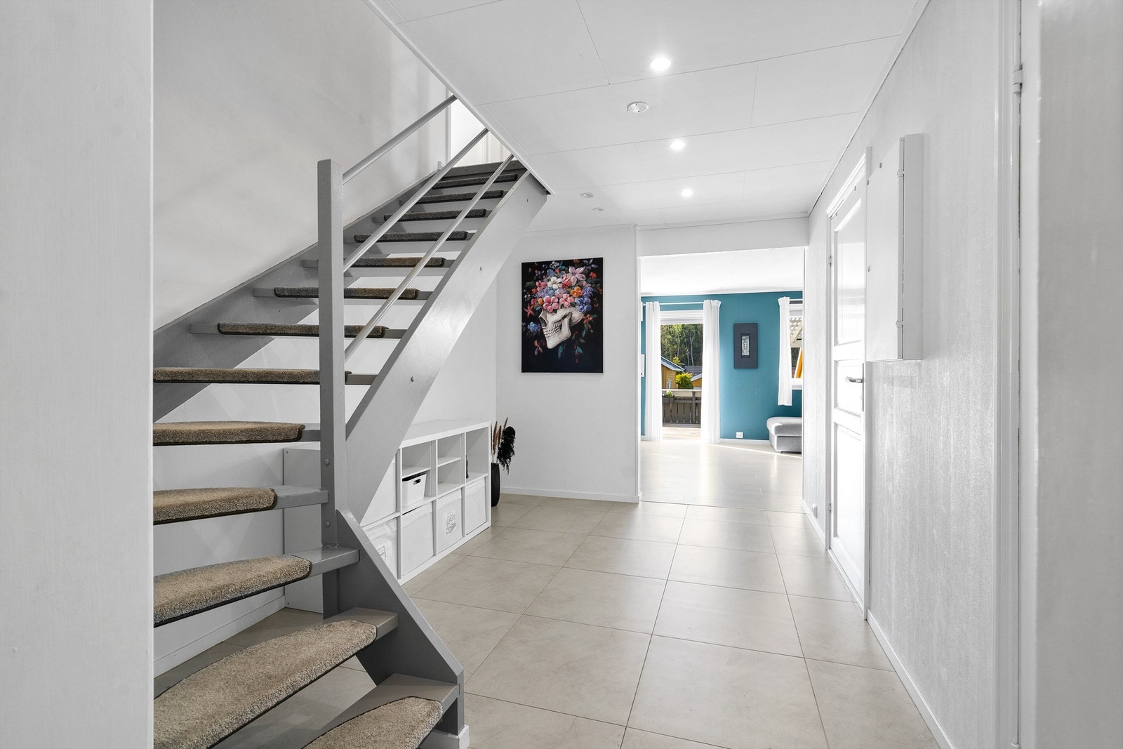 Innbydende og luftig hall og trappeoppgang Galleribilde