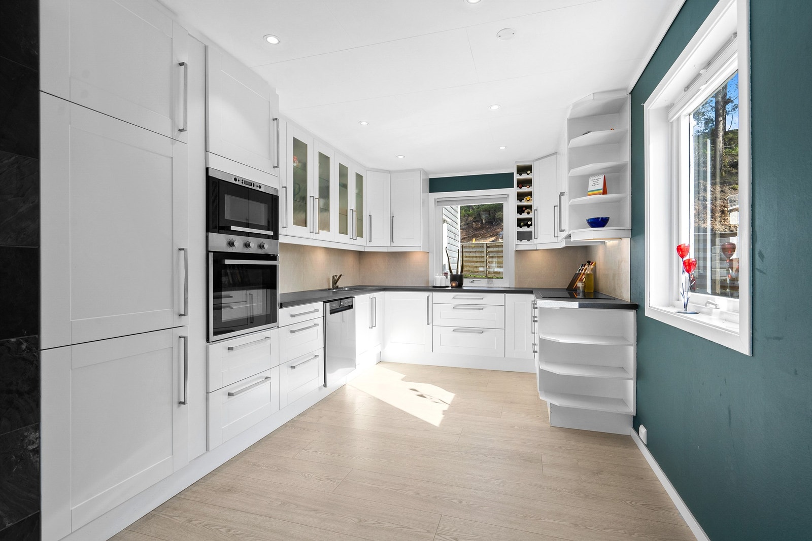 Praktisk kjøkken med mye god skapplass Galleribilde