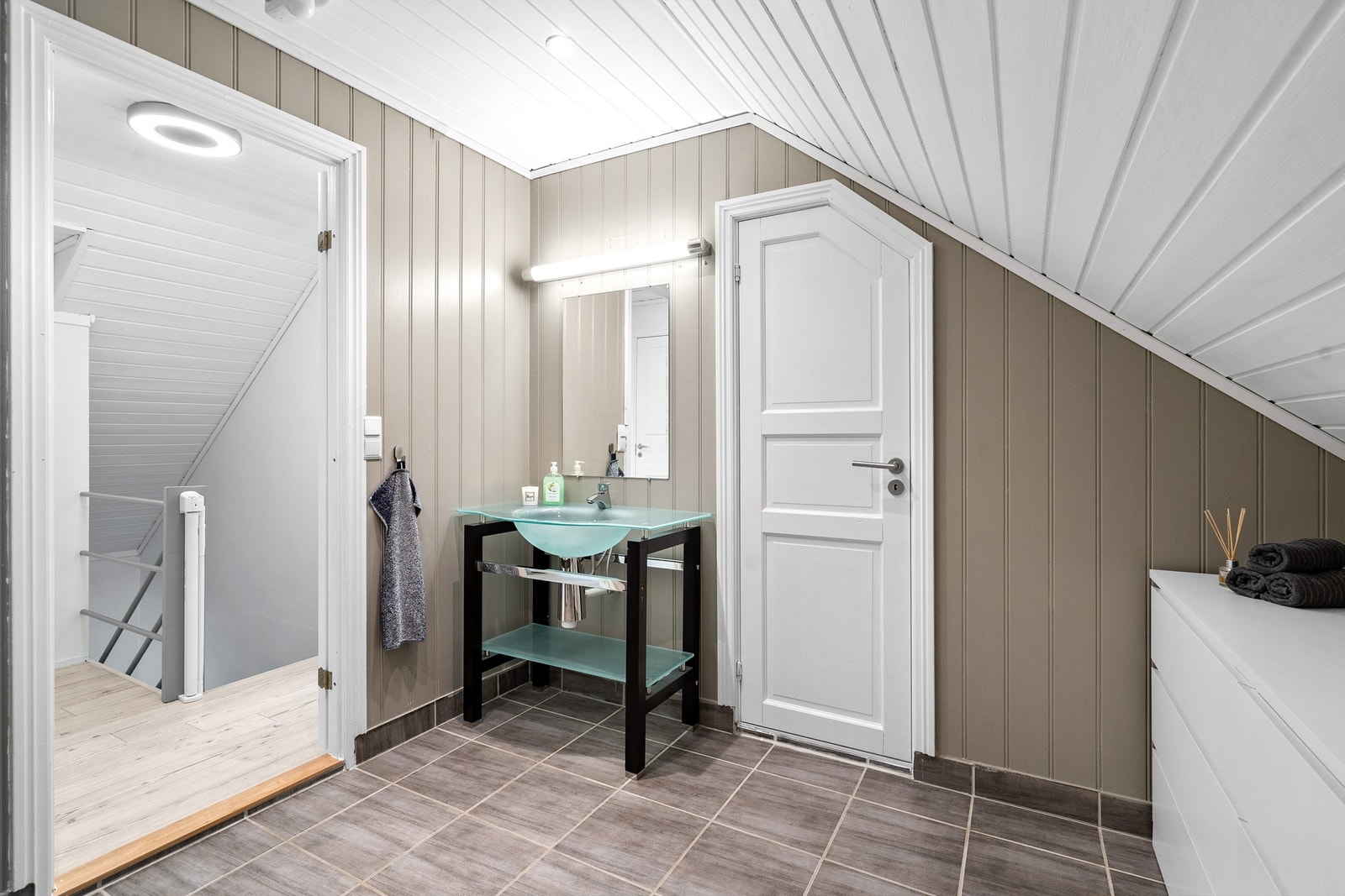 Toalett (fremtidig bad) 2 etg her er det lagt opp sluk og kran og mulighet for å sette inn badekar Galleribilde