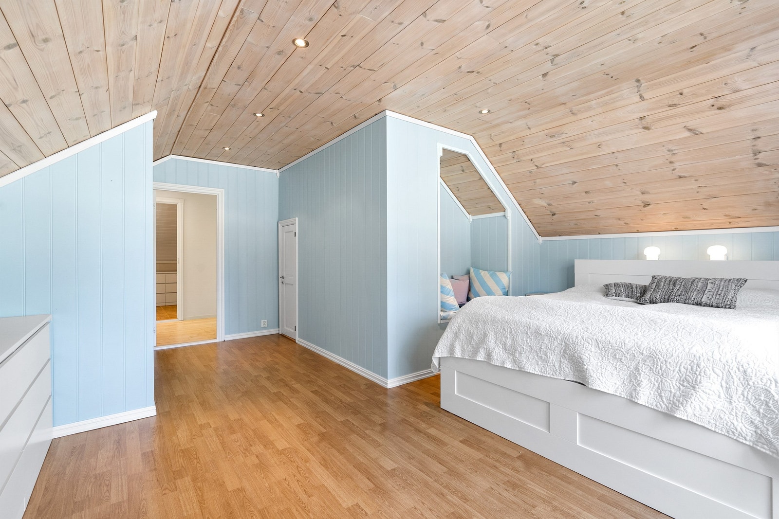 Svært hyggelig hovedsoverom med god plass til garderobe og oppbevaring Galleribilde