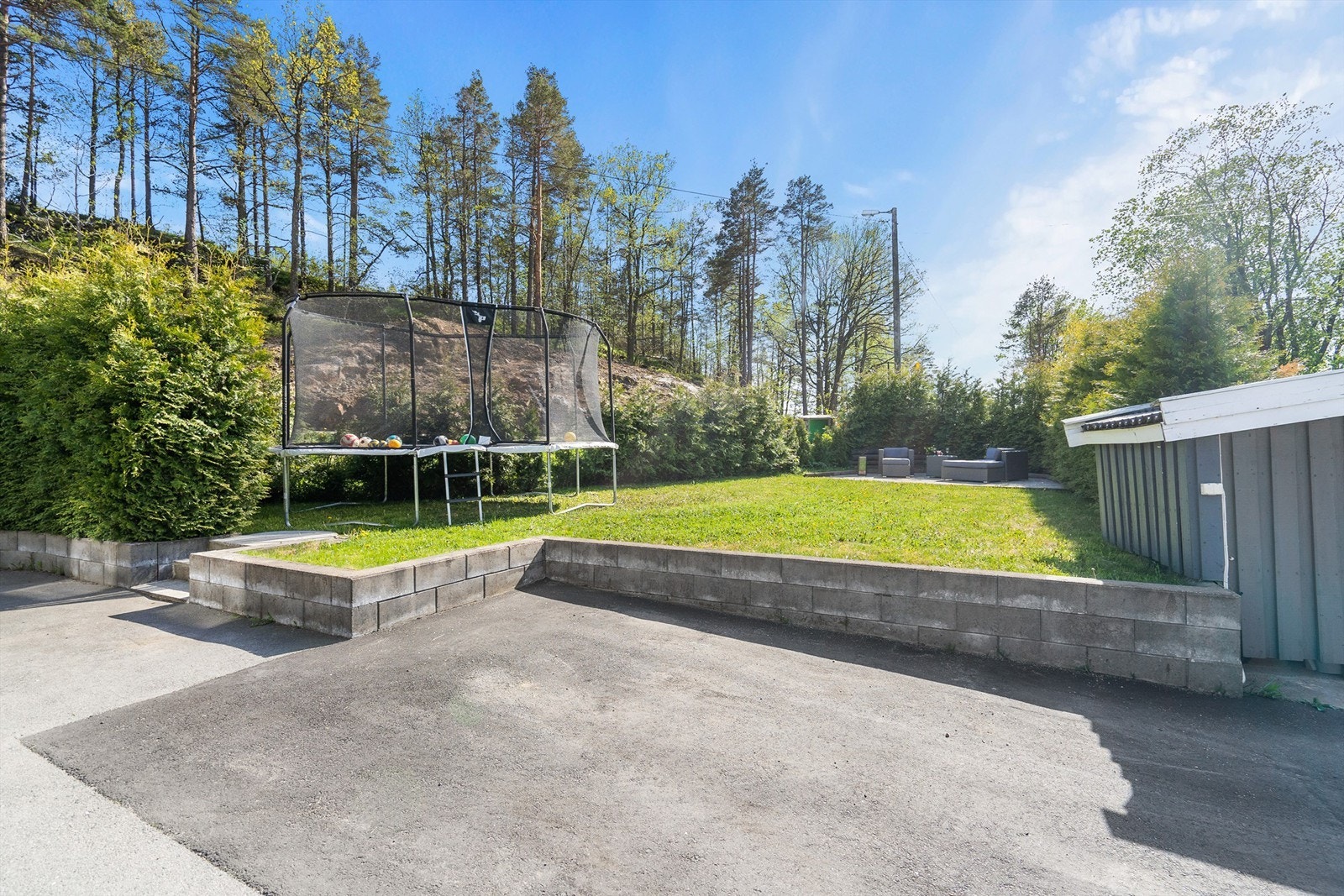 Flott opparbeidet tomt, med blant annet stor gressplen og veranda. Usjenert med hekk og grenser til grøntområde Galleribilde