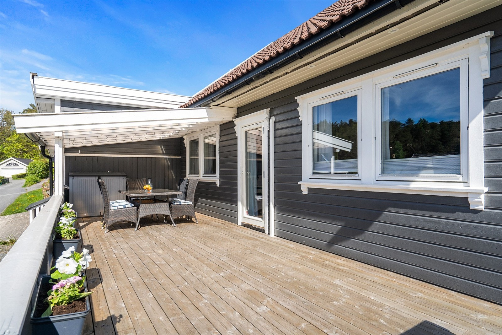 Romslig veranda Galleribilde