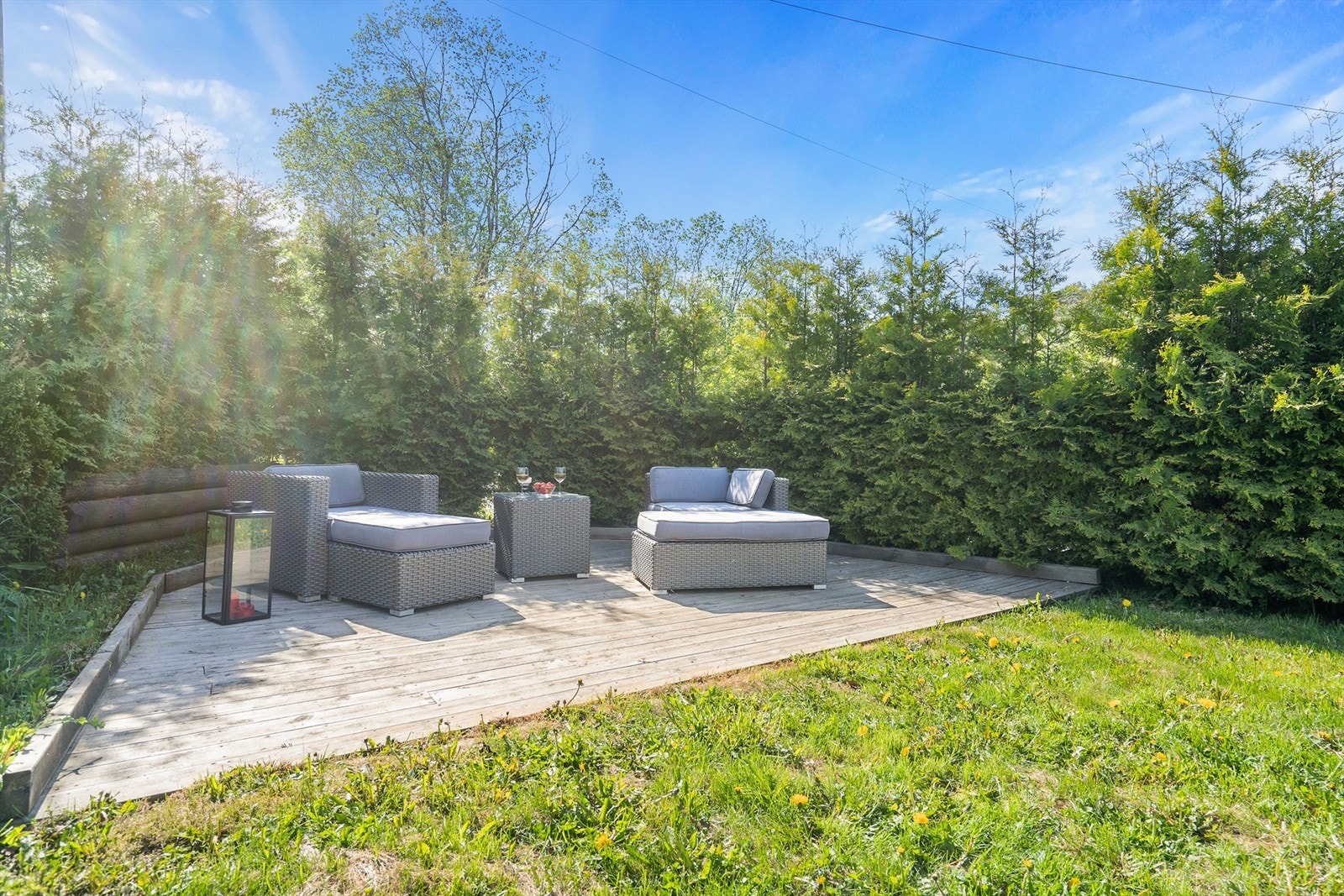 Solrik og lun veranda ved gressplen Galleribilde